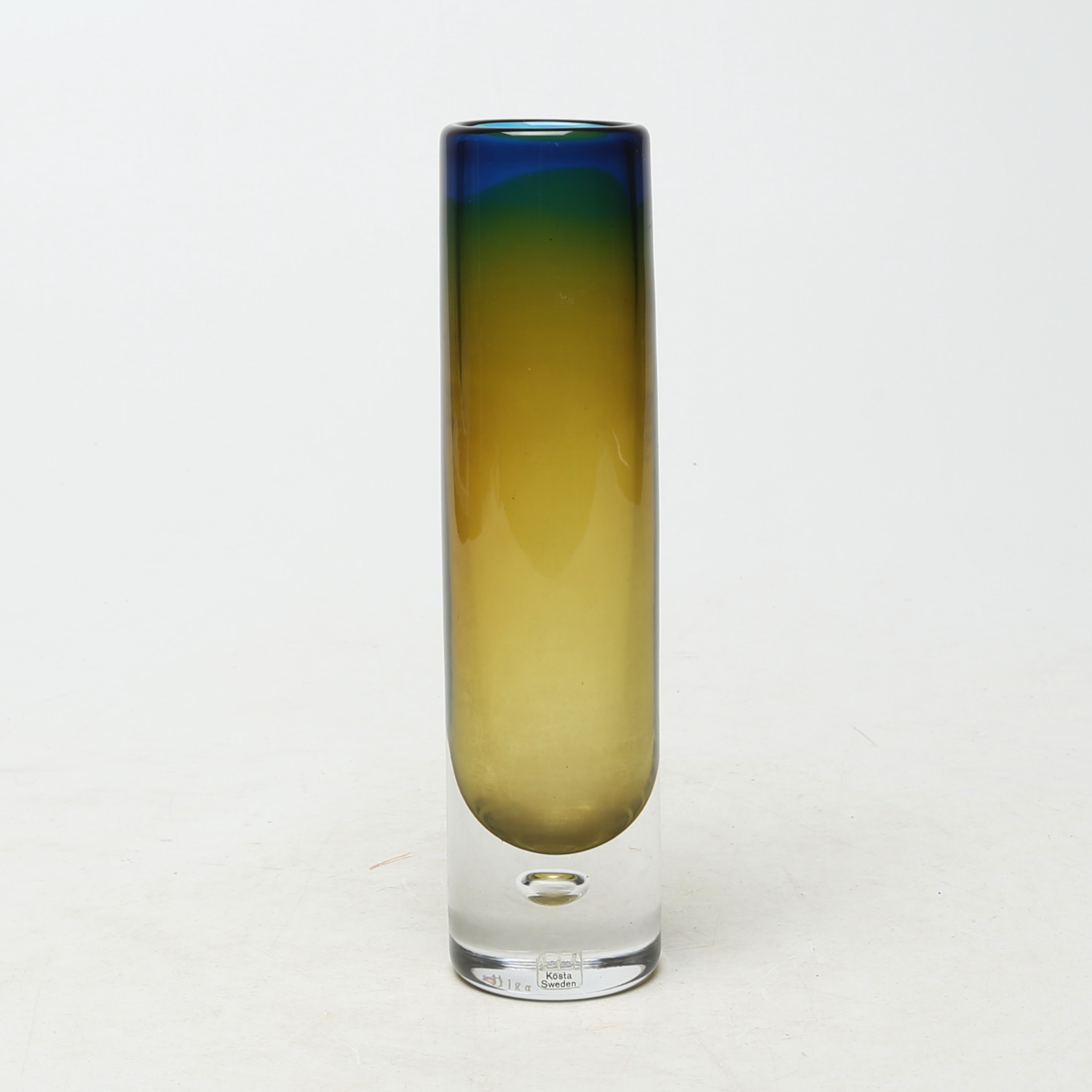 VICKE LINDSTRAND. VAS, glas, Kosta, signerad.