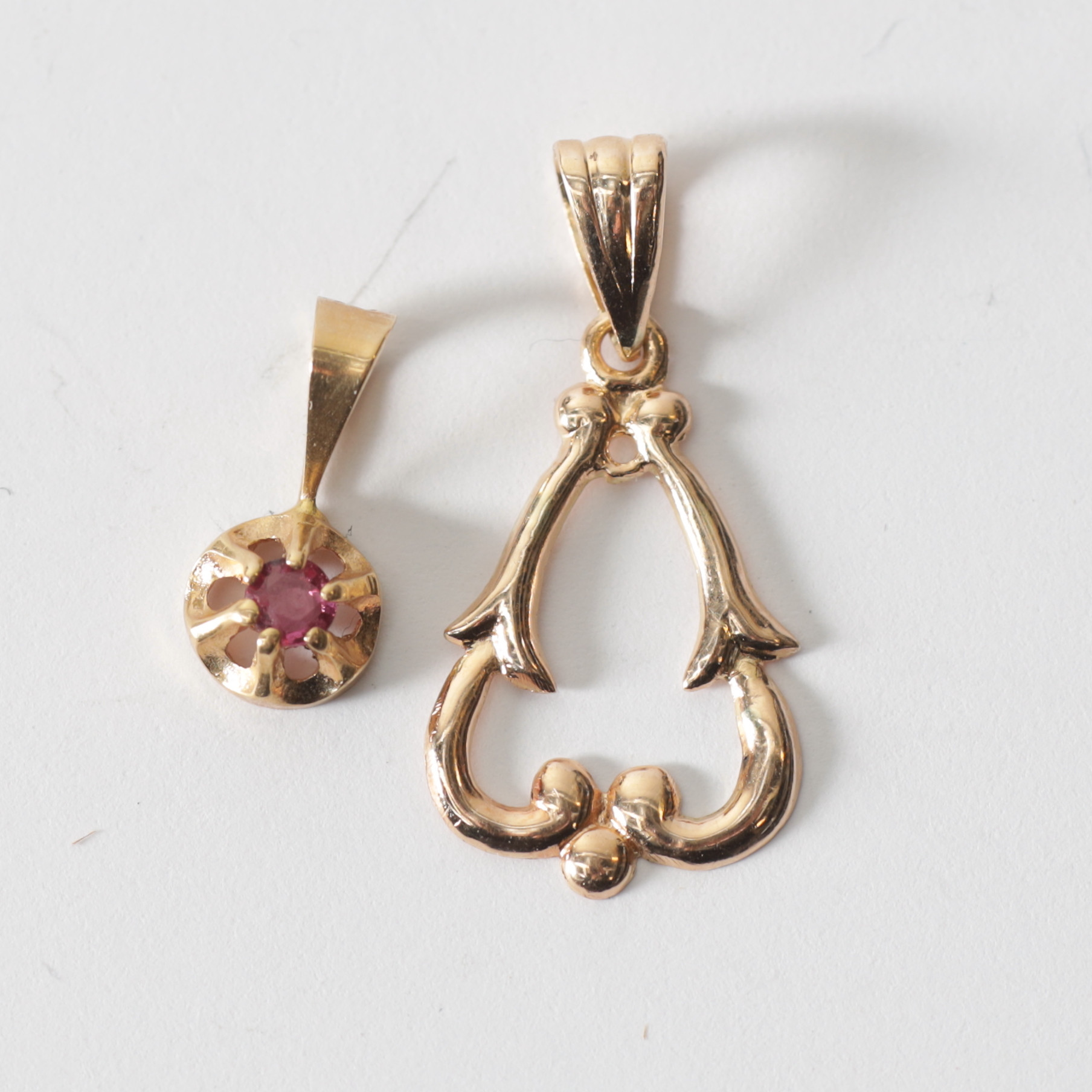 HÄNGEN, 2 st, 18K guld med sten. Totalvikt ca 0,7 gram.