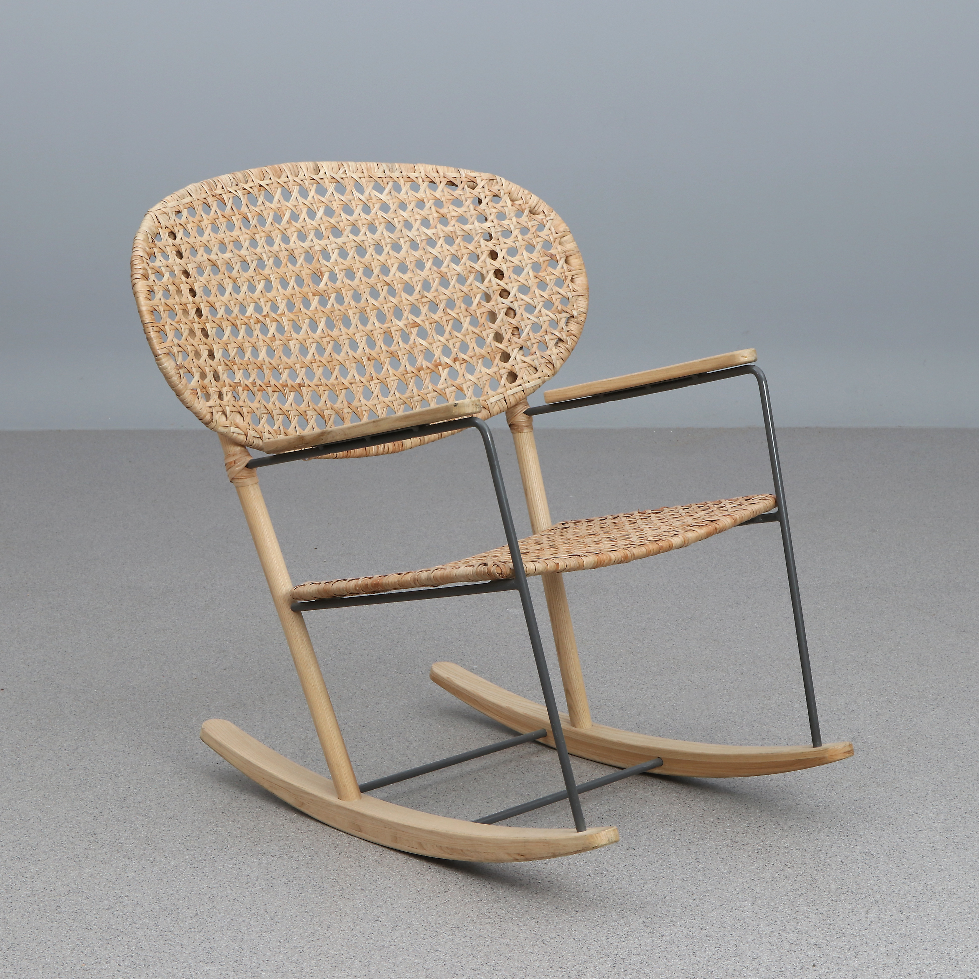 IKEA, GUNGSTOL. Trä, lackerad metall samt flätad rotting. "Grönadal". Samtida tillverkning.