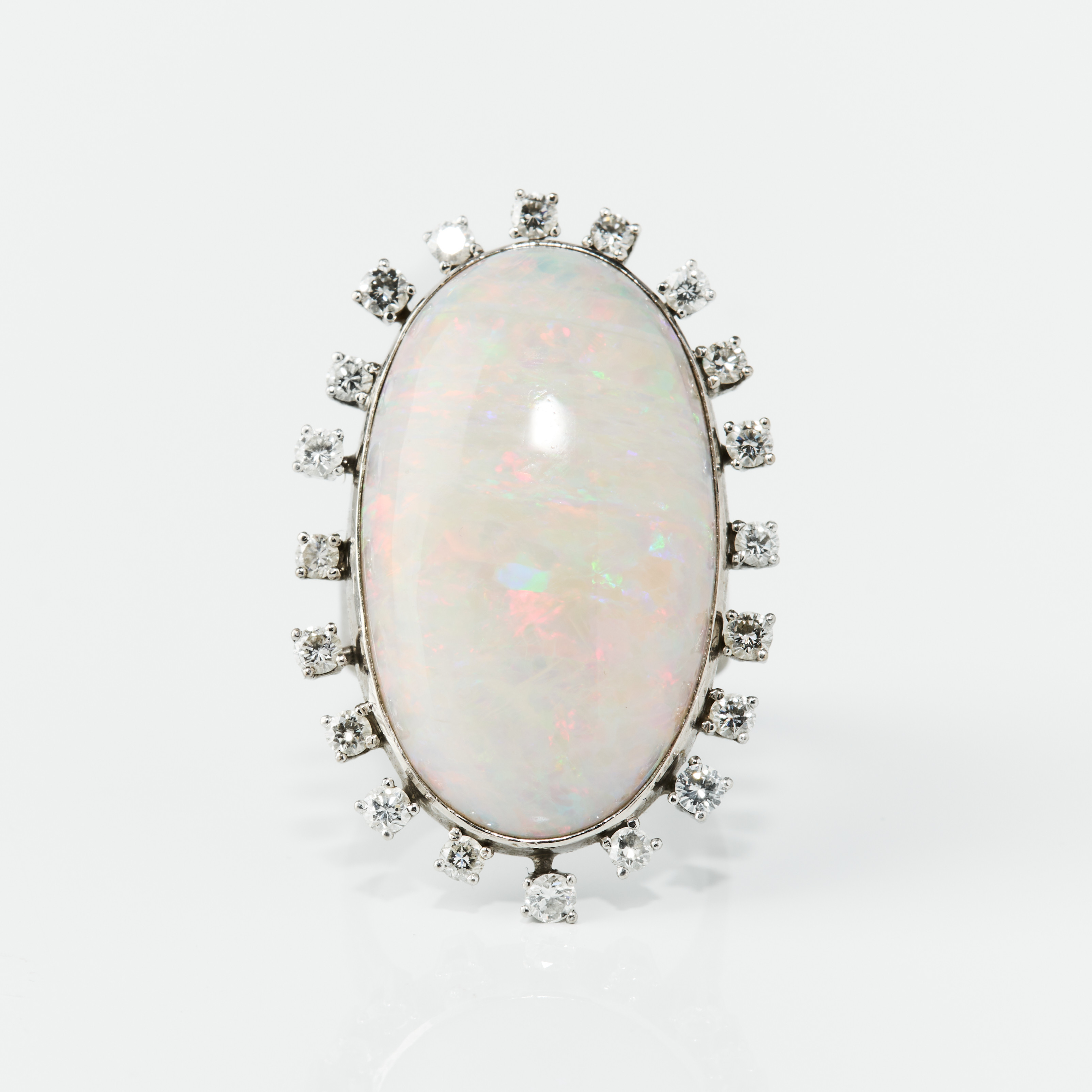 RING, 18K vitguld med en opal, möjligen opaldublett och diamanter, Robe Smycken, Stockholm 1970.