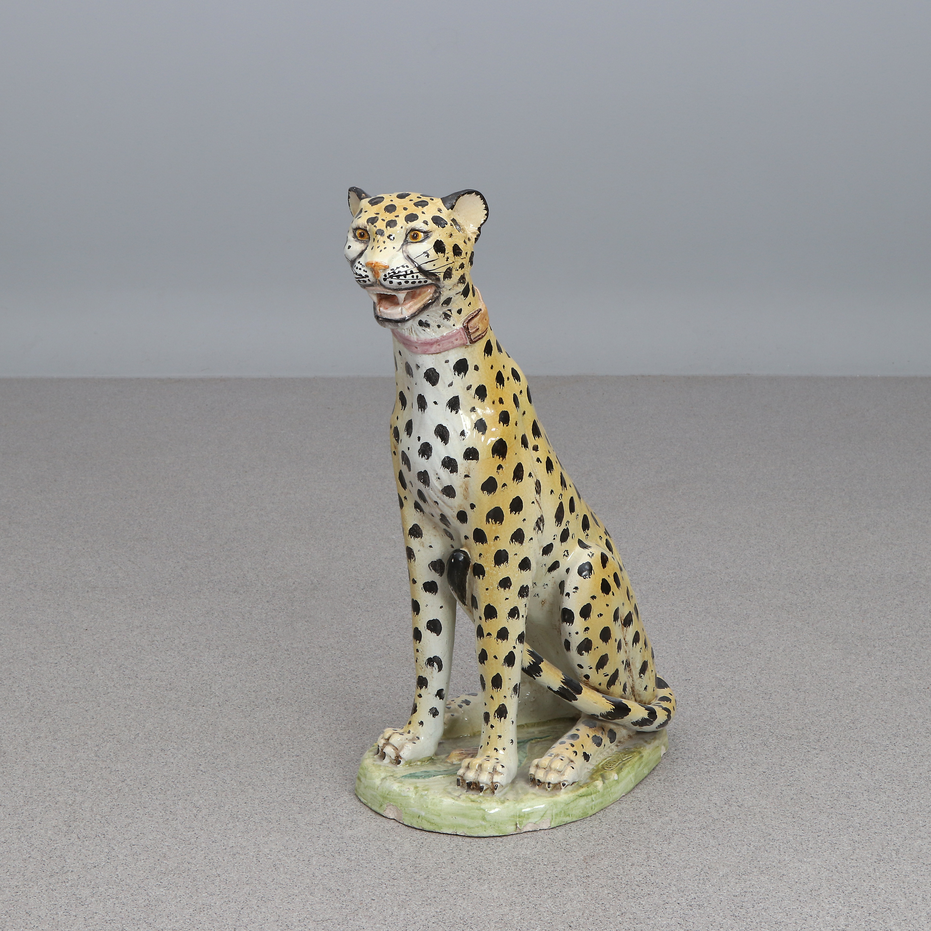 KERAMIKSKULPTUR. Glaserad keramik. Gepard. Italien, 1900-tal. Otydligt signerad.