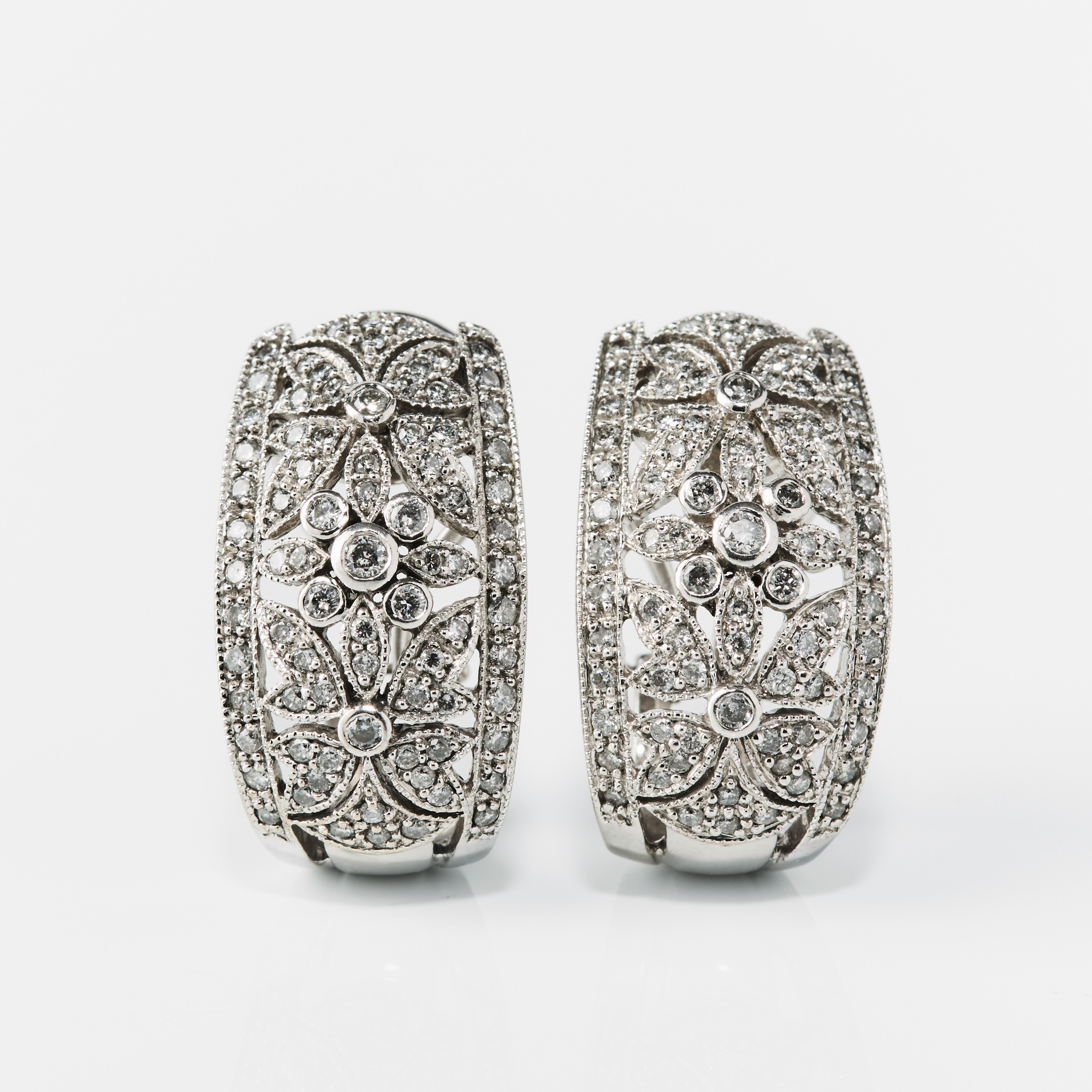 ÖRHÄNGEN, ett par, 14K vitguld med diamanter.