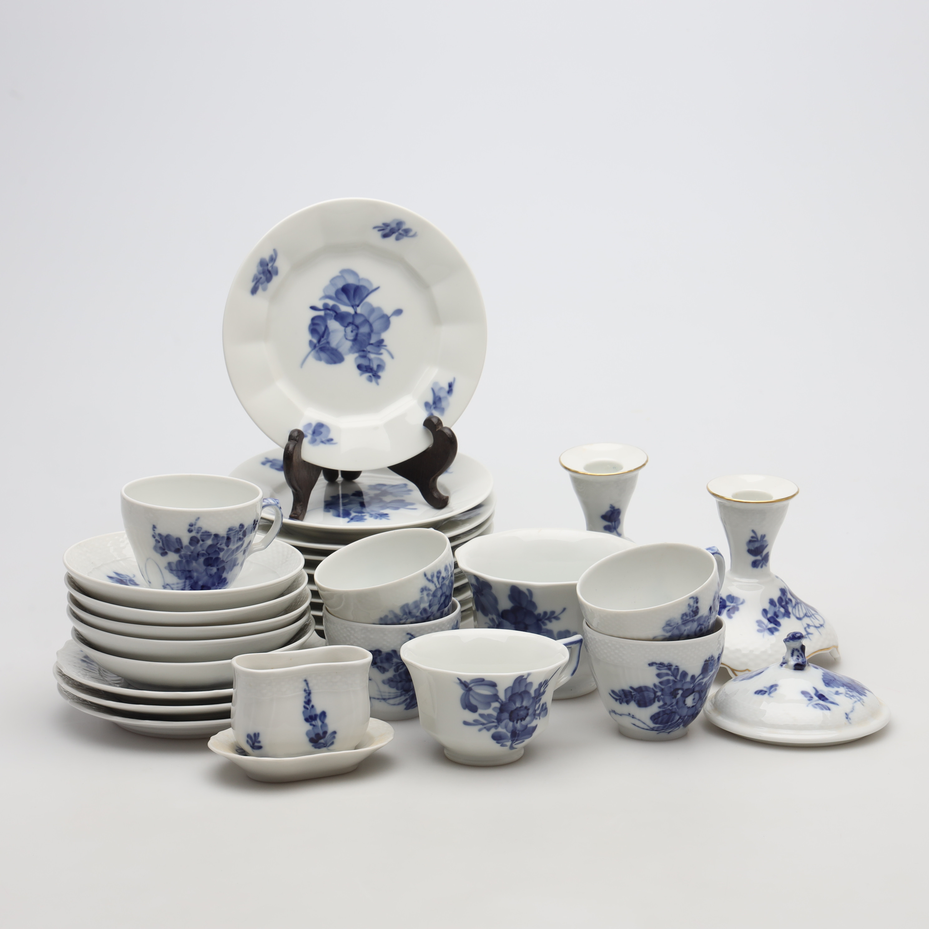 SERVISDELAR, 29 stycken, porslin, "Blå blomster", Royal Copenhagen.