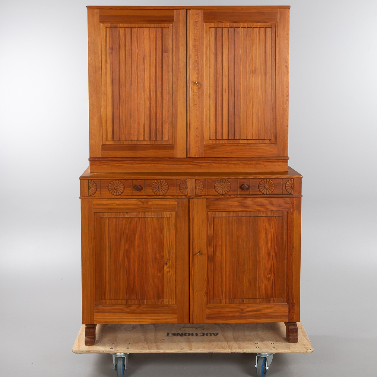 CARL MALMSTEN. Skåp, "J.U.F", 2-delat, furu, 1900-talets andra hälft.