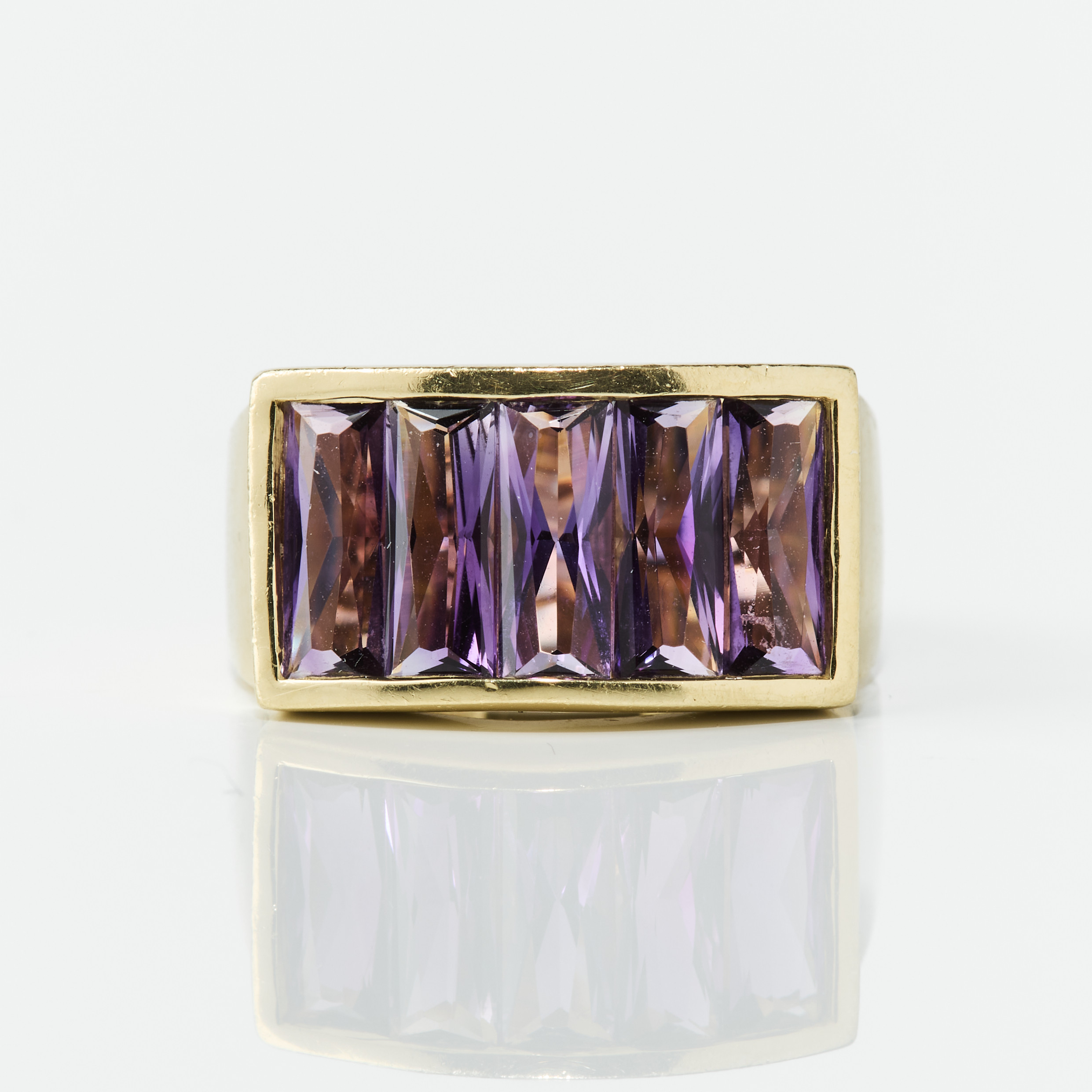 RING, 18K guld med ametister, 1980/90-tal.