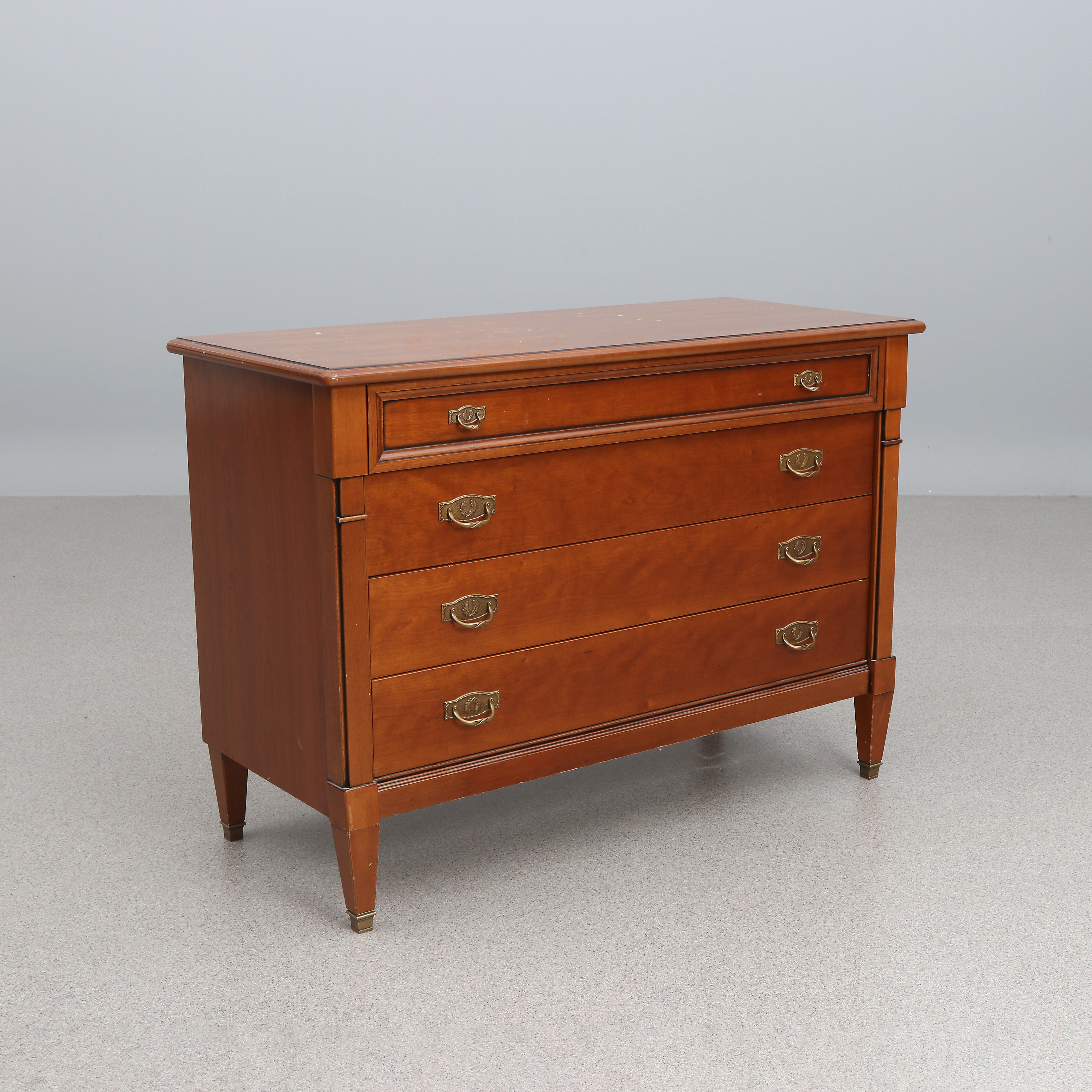 VERFAILLIE, BYRÅ. Körsbär med mässingsbeslag. 1900-talets andra hälft. Omärkt.