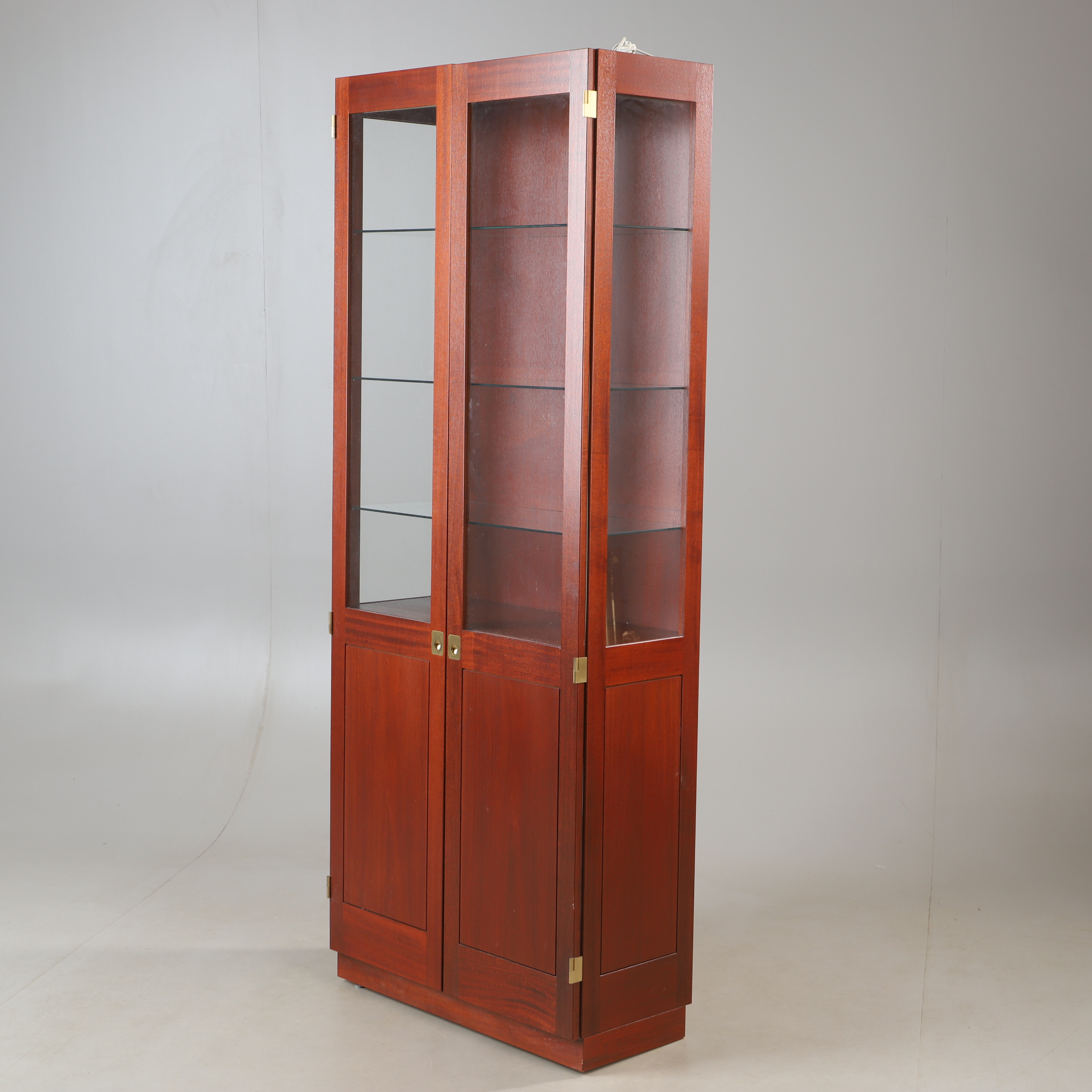 GÖRAN MALMVALL. "KA72", vitrinskåp, Karl Andersson & Söner, fanérad i mahogny, beslag i mässing.