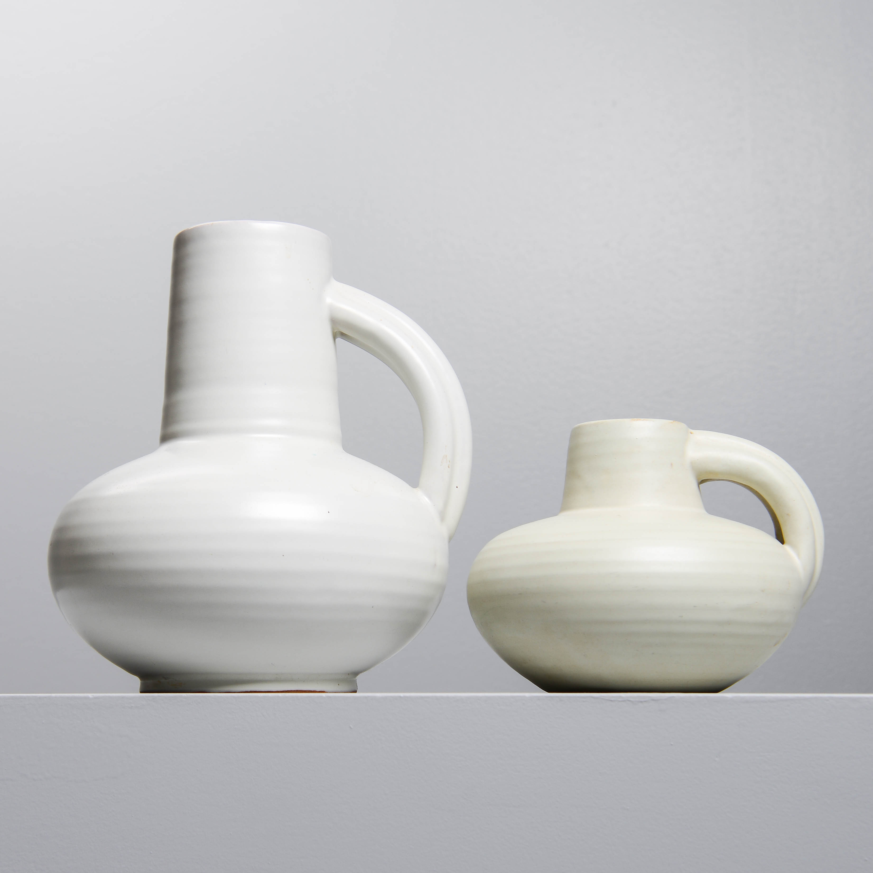 HARALD ÖSTERGREN. Krus, 2 st, modell 50 & 51, Upsala-Ekeby, 1935-38.