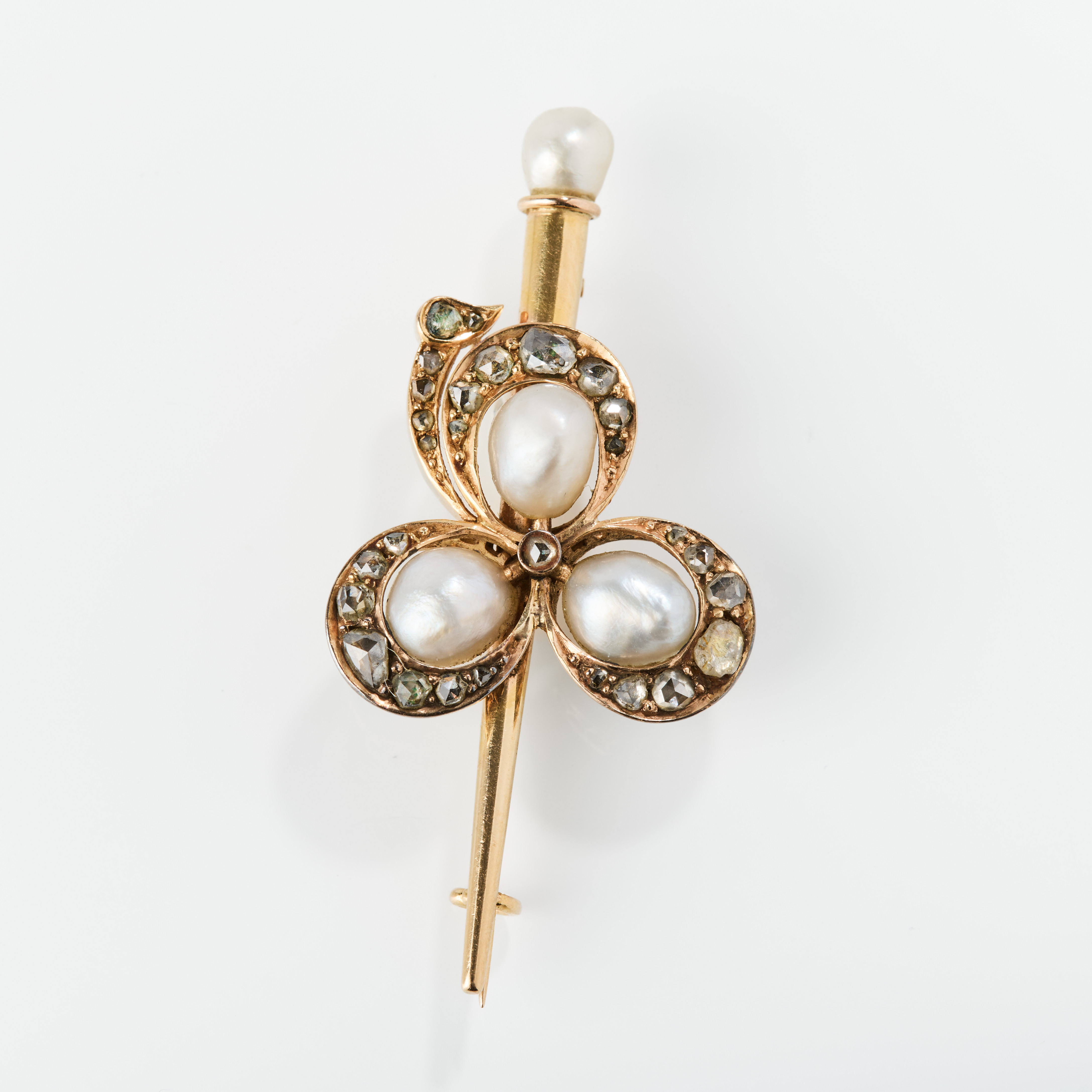 BROSCH, 18K guld med sannolikt naturliga pärlor och diamanter, 1880/90-tal.