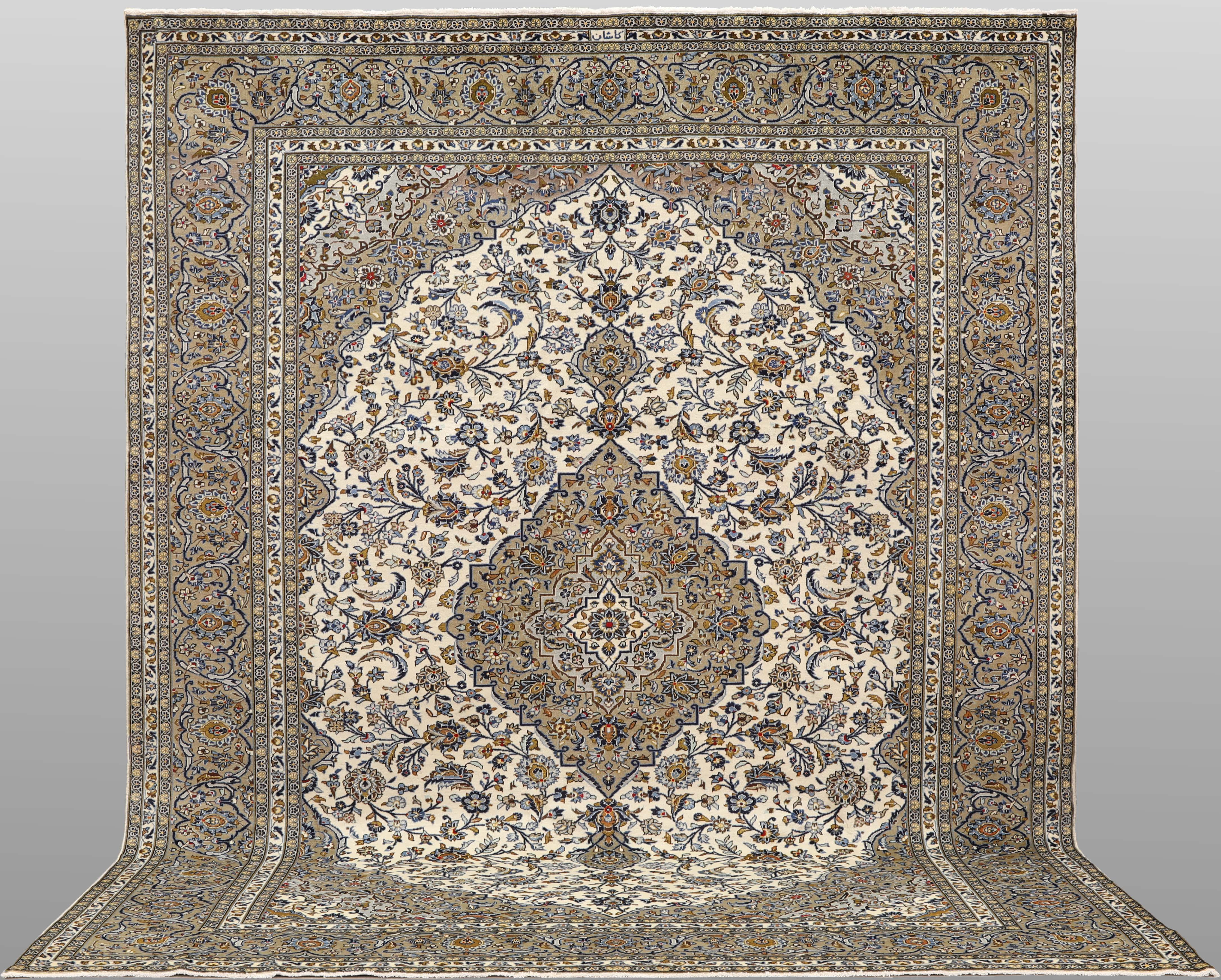 MATTA. Ljus Keshan, 393 x 293 cm.