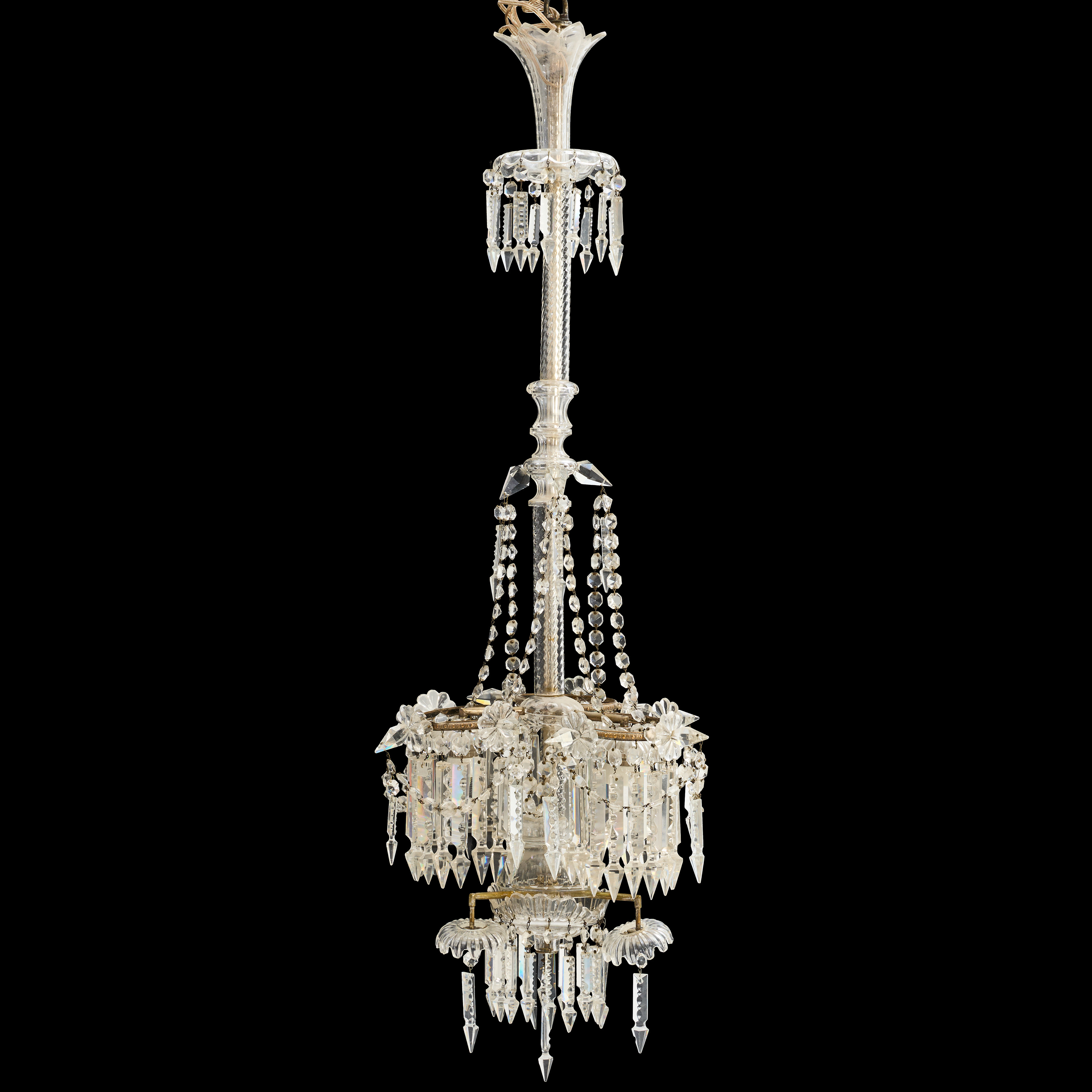 LJUSKRONA, Oscariansk stil, tidigt 1900-tal, stomme i glas och mässing, tre ljuspunkter, behängd med olikslipade prismor.