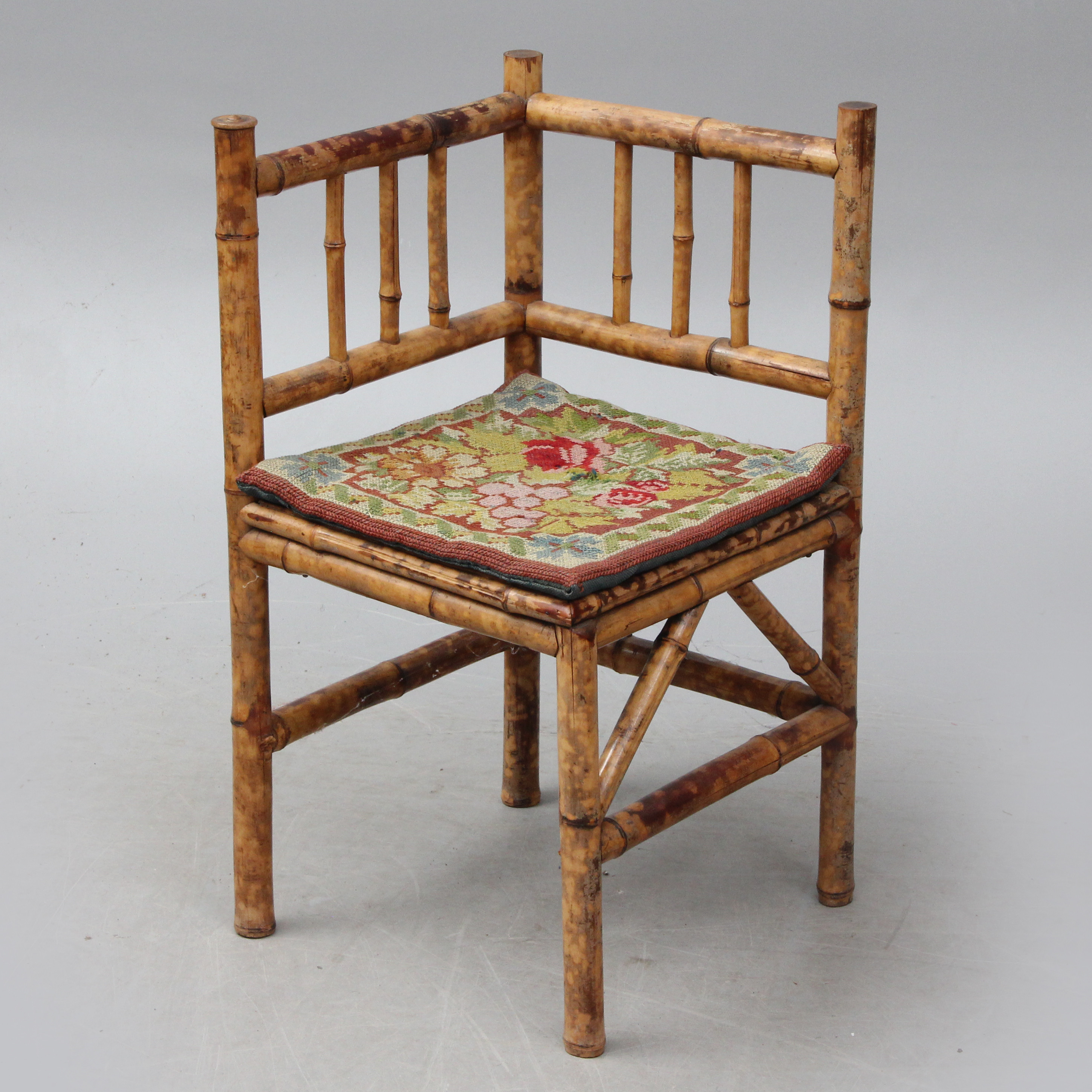 HÖRNSTOL, bambu, med textil sits med korsstygn.