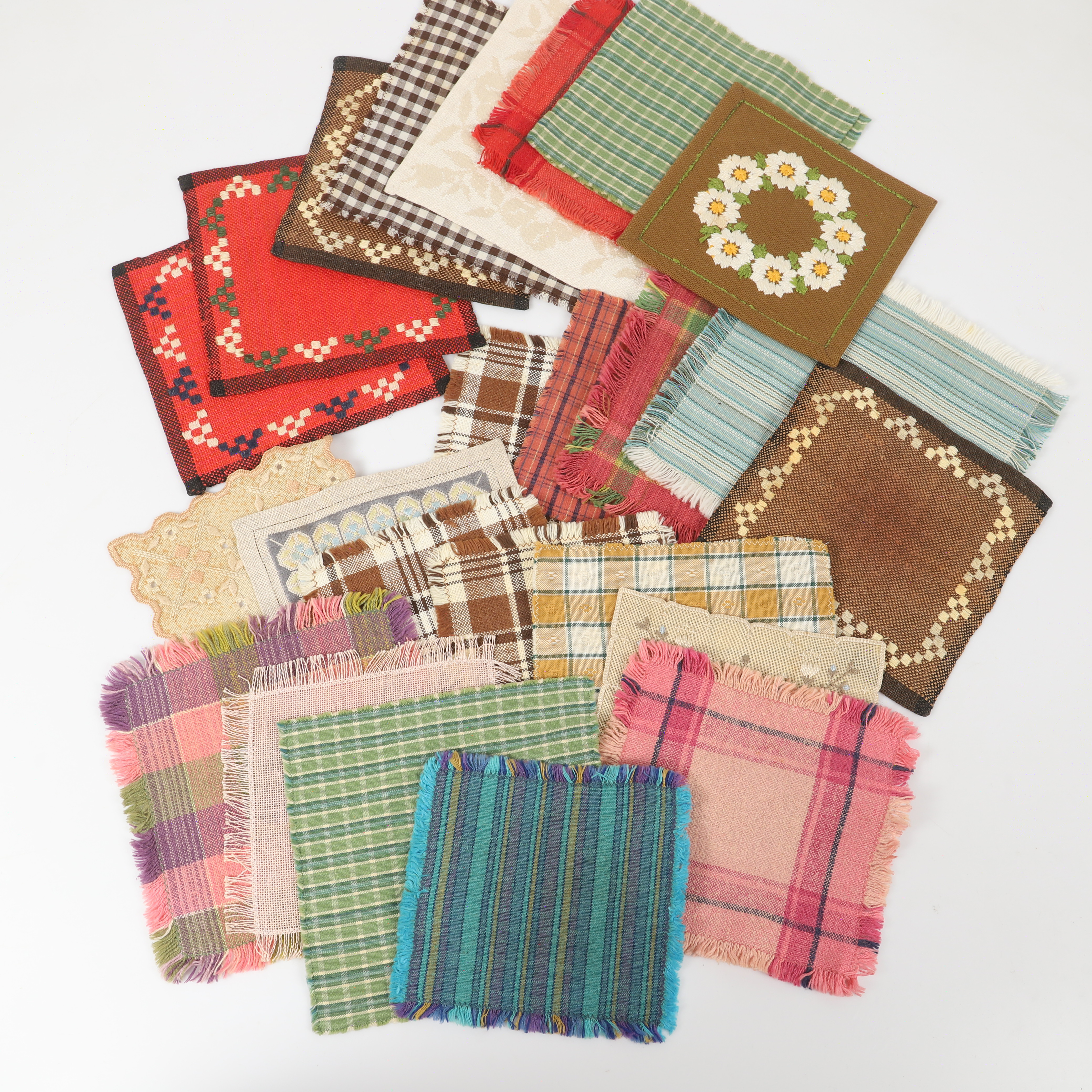 SMÅDUKAR, 25 stycken, mestadels vävd linne, 1900-tal.