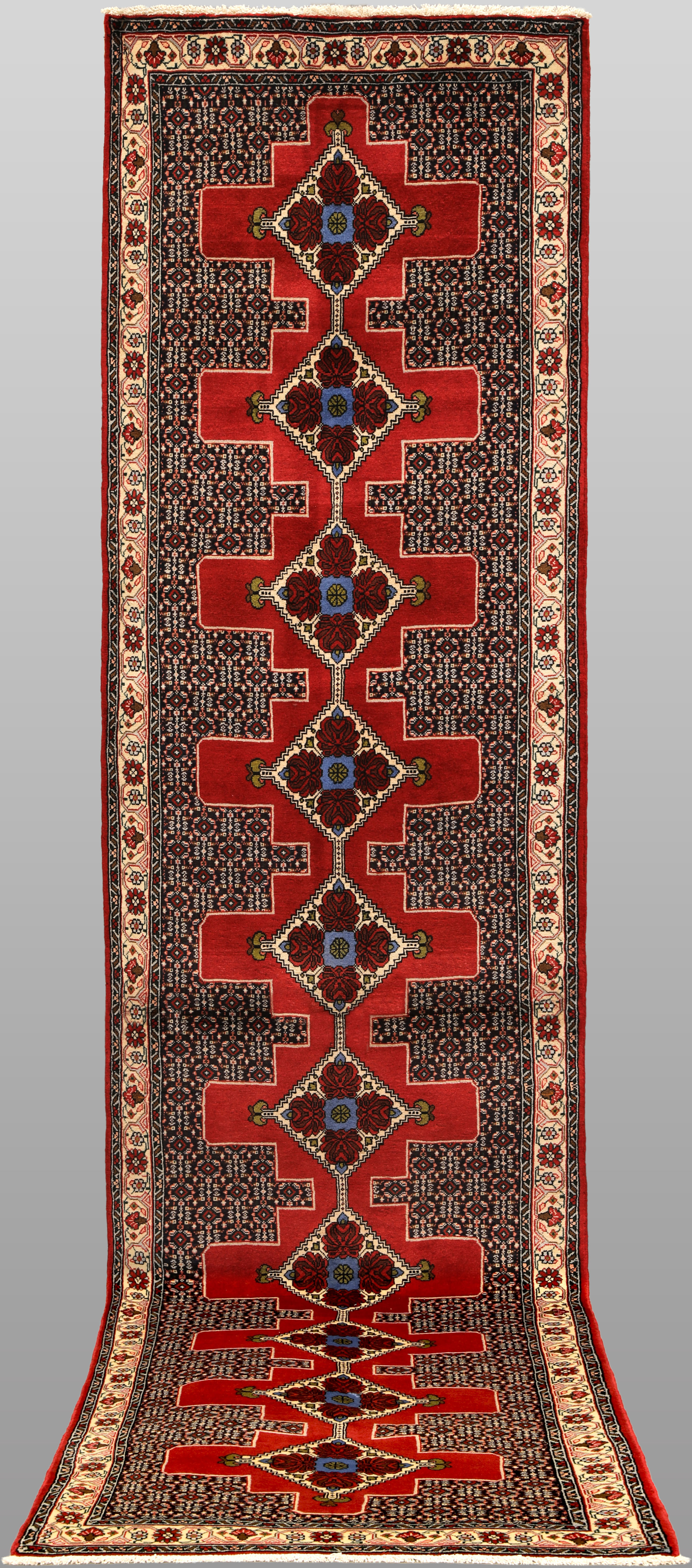 MATTA. Senneh gallerimodell, 393 x 95 cm.