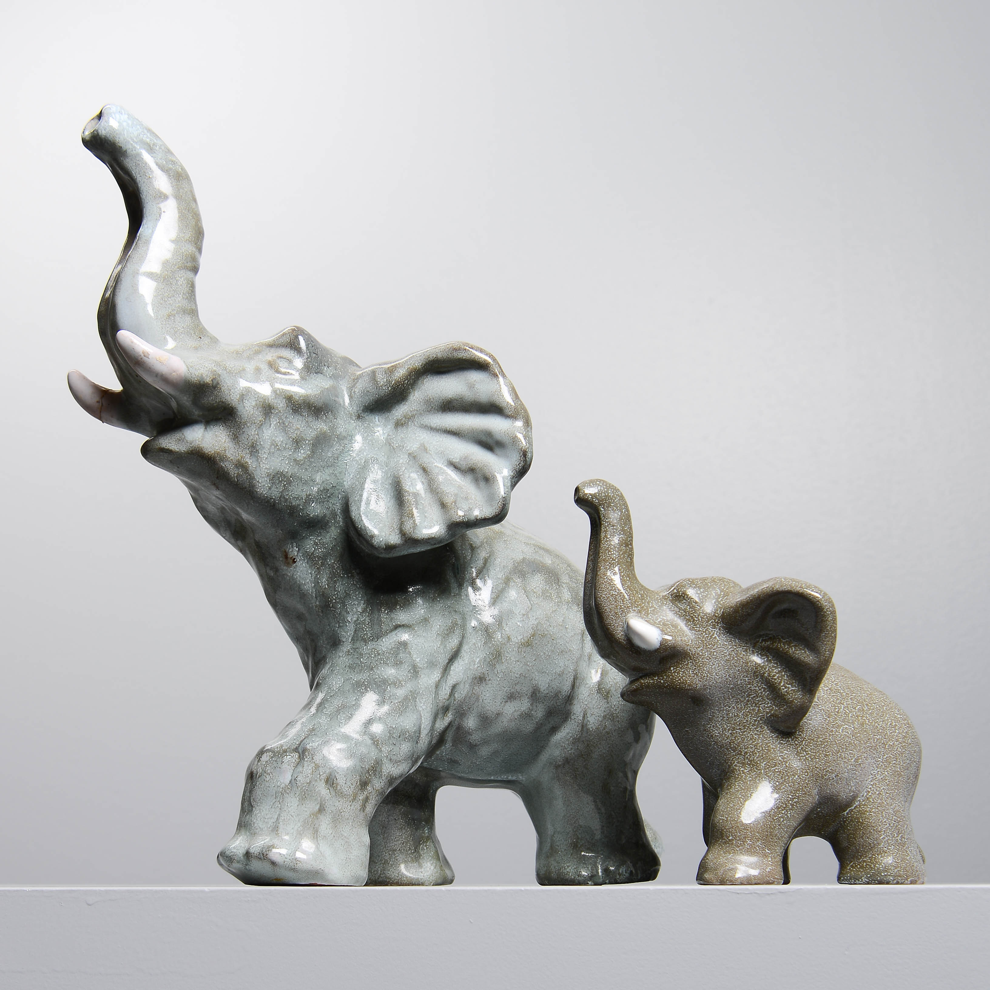 VICKE LINDSTRAND. Figuriner, 2 st, elefanter, Upsala-Ekeby, 1944-60.