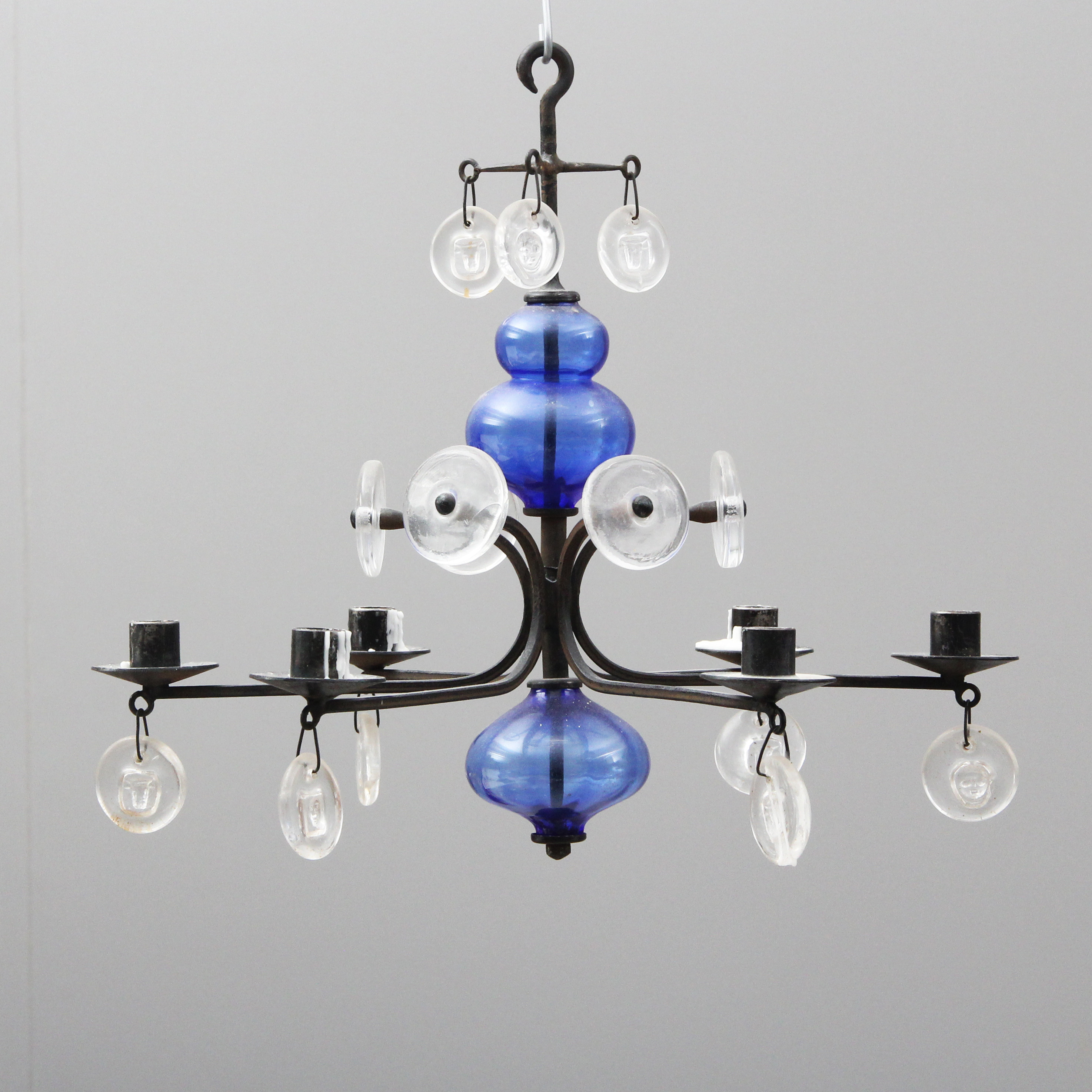 ERIK HÖGLUND. LJUSKRONA, glas/järn, Bodasmide, blå och vita glasdetaljer.