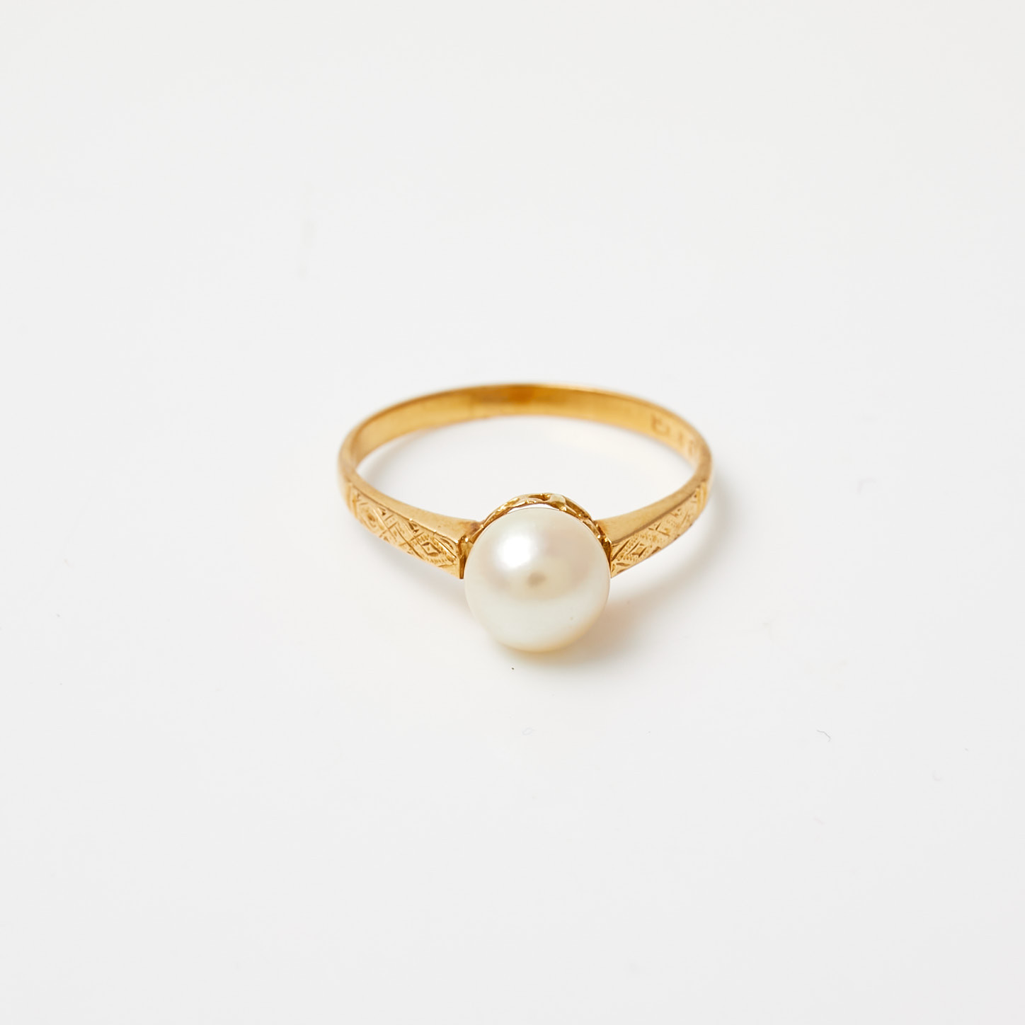 RING, 18 k guld, 1 odlad vit saltvattenspärla, ca 6,6 mm, graverad geometrisk dekor, Hanssons Efterträdare J, Umeå, 1950.