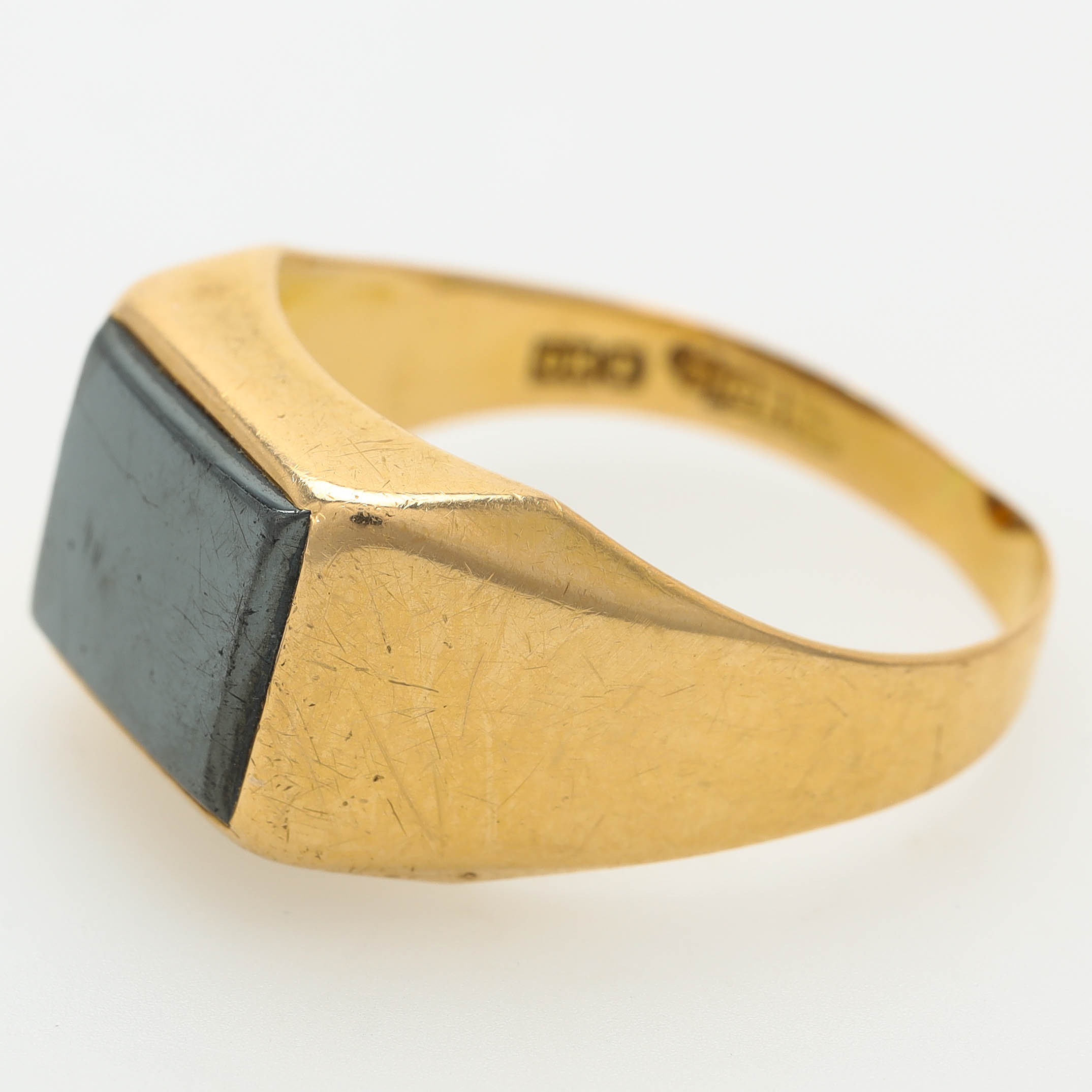 KLACKRING, 18 k guld, planslipad hematit, Kaplans, Stockholm 1966.