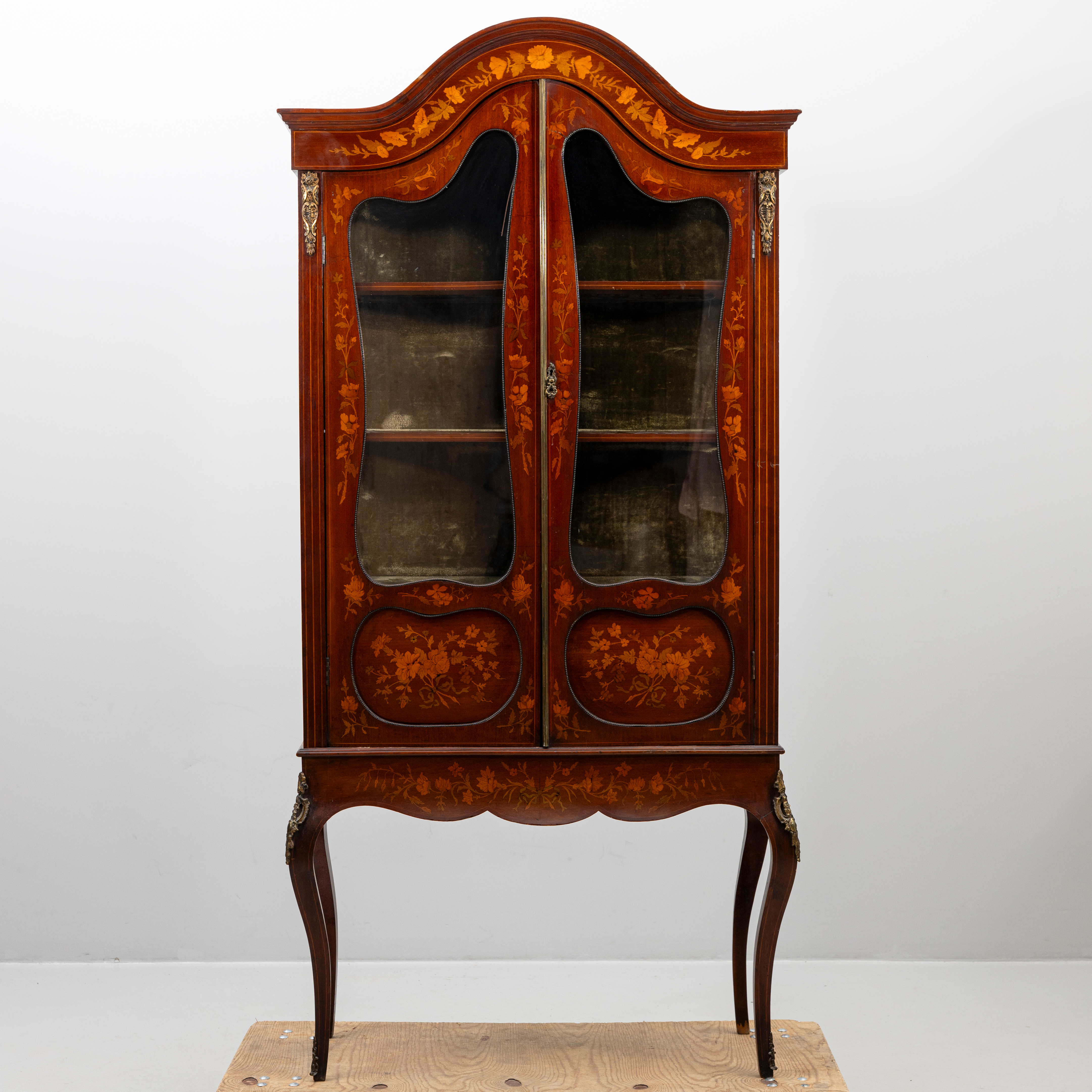 VITRINSKÅP, rokokostil, 1900-talets första hälft.