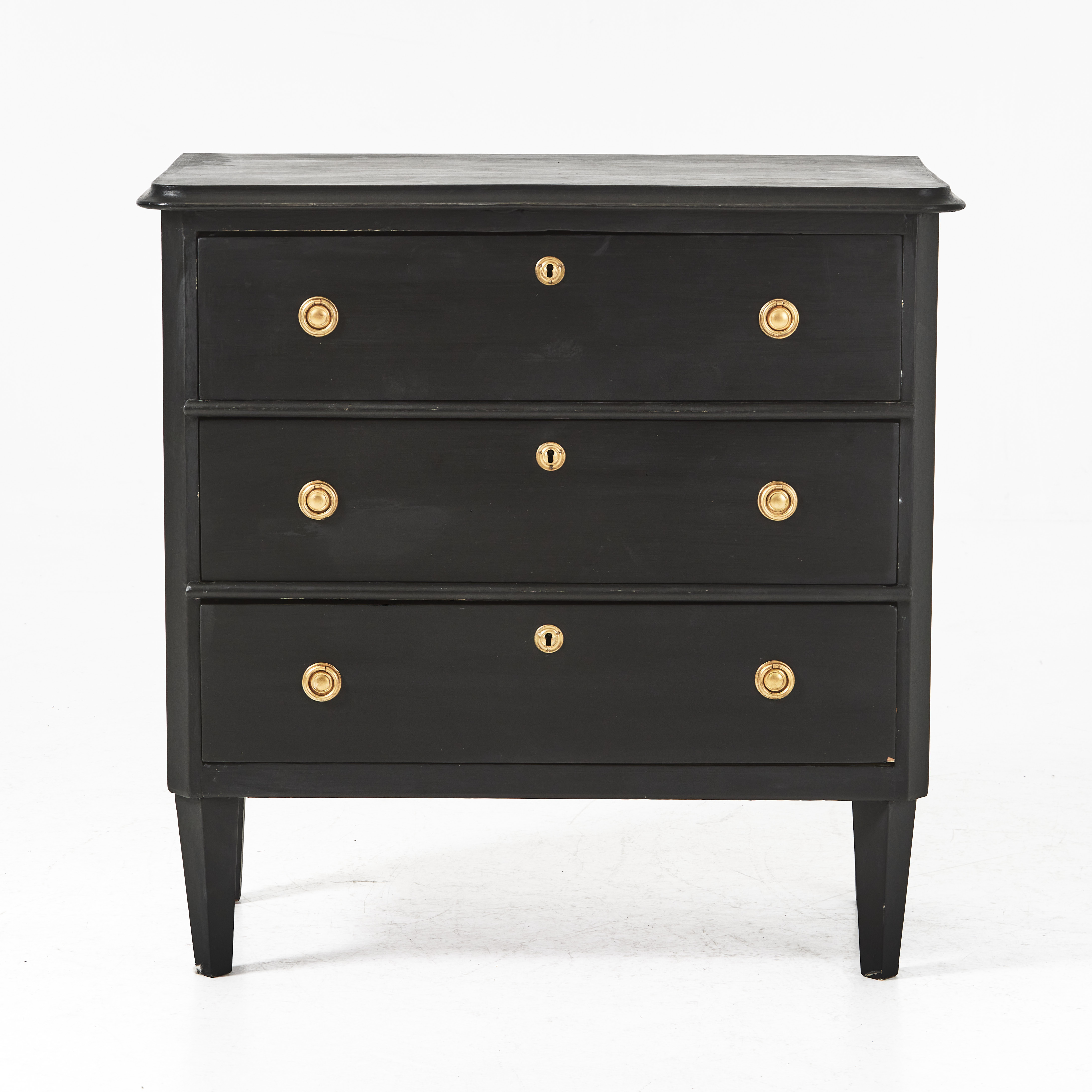BYRÅ, 1800-tal, svartmålad, 3 lådor, beslag i mässing.