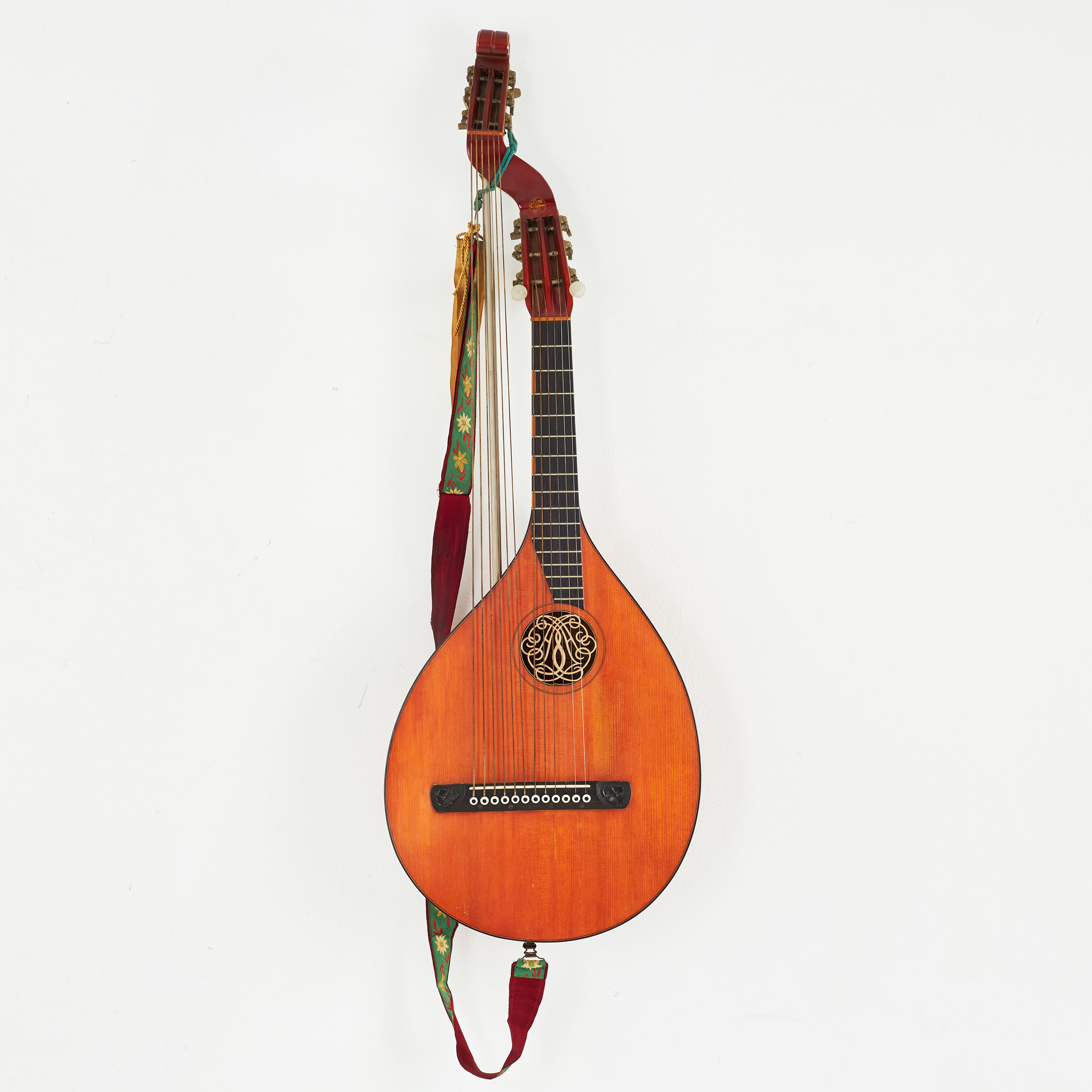 LUTA. Crafton, Göteborg, 6+6 strängad, lock i gran, bakstycke sju delat i lönn.