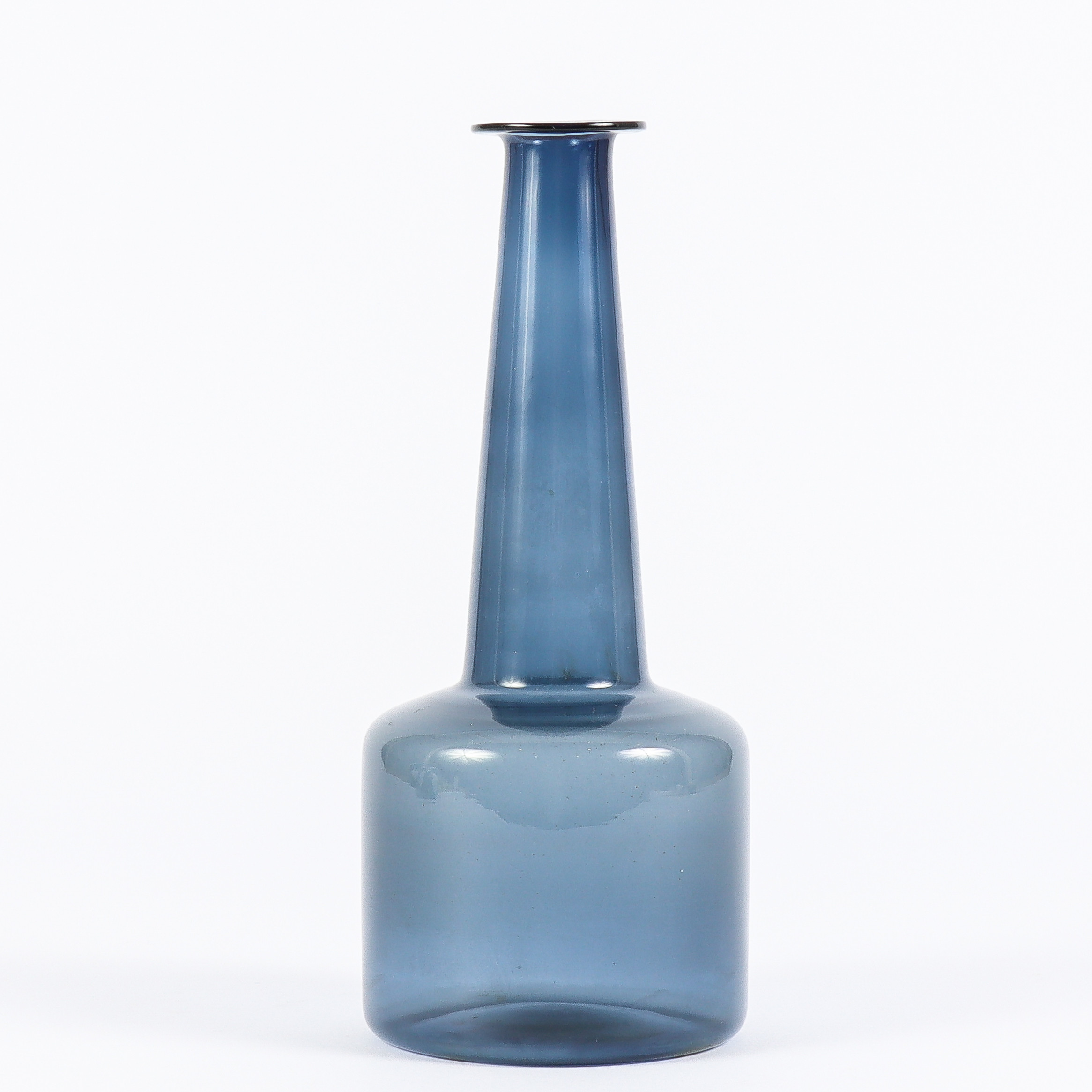 TIMO SARPANEVA. Flaska, Iittala, ignerad T. Sarpaneva 2504.