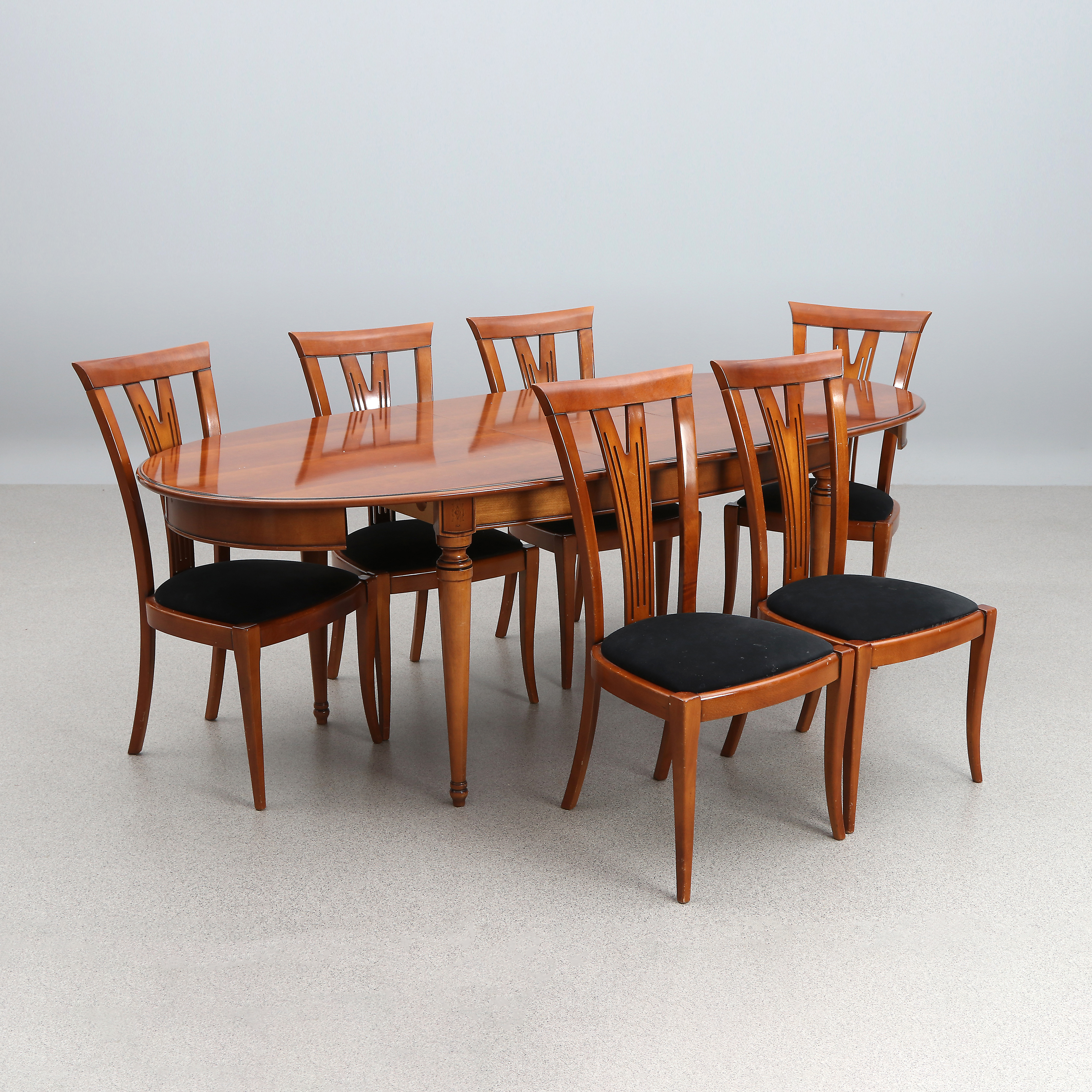 VERFAILLE, MATGRUPP, SJU DELAR. Körsbär och betsad bok. Samtida tillverkning.