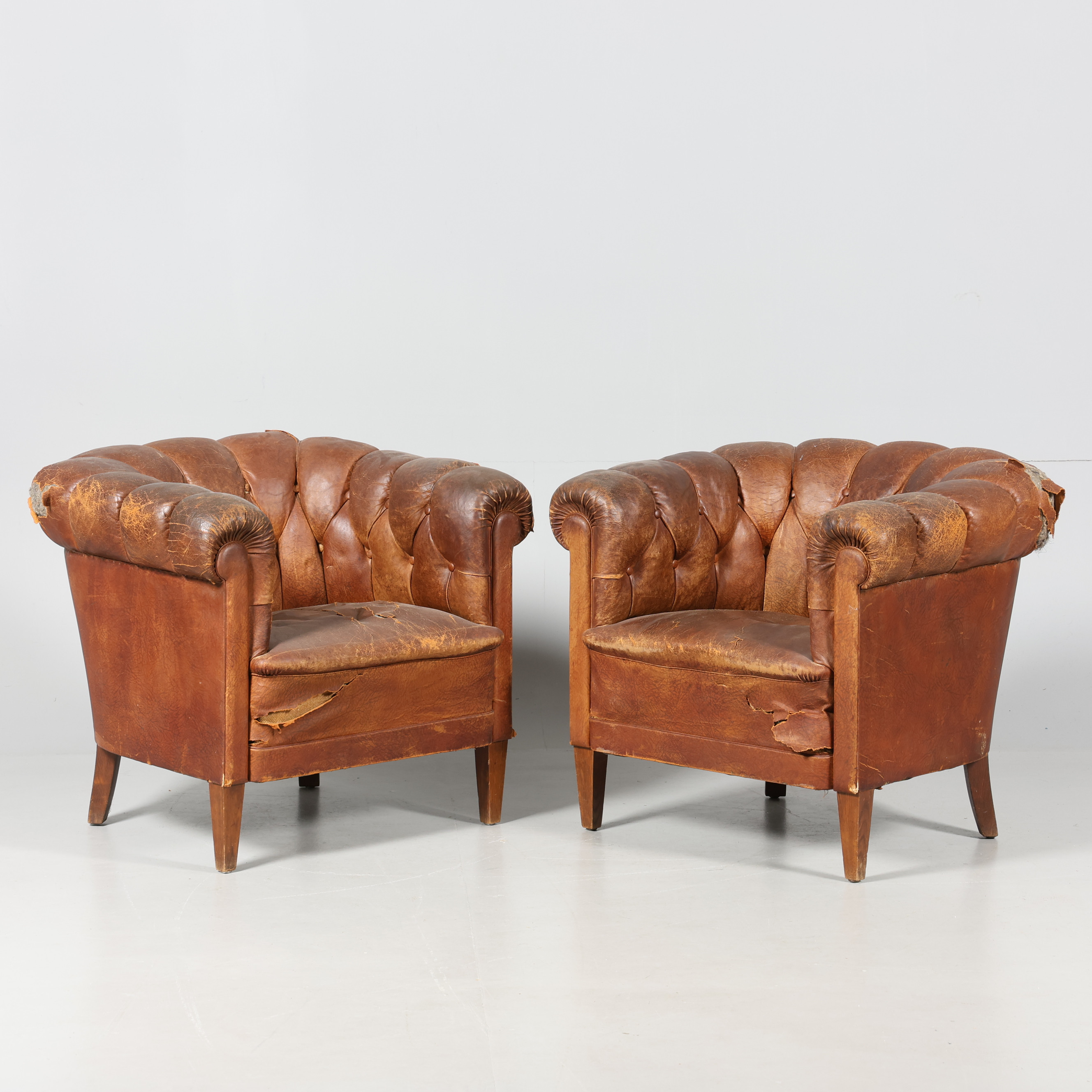 CLUBFÅTÖLJER, 2 par, 1900-talets första hälft.