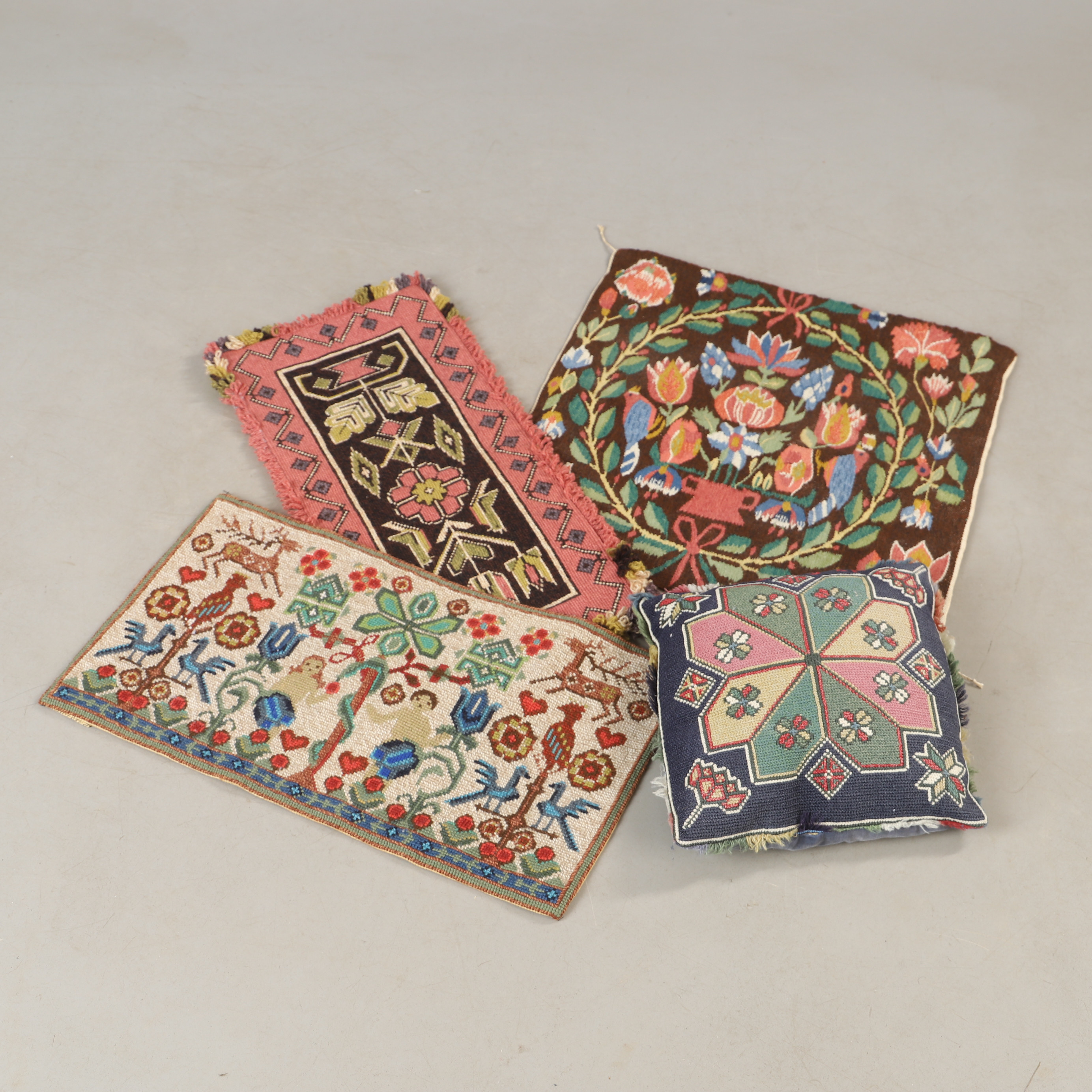 BONADER OCH KUDE, 4 stycken, twistbrodyr samt flamsväv, 1900-talets mitt.