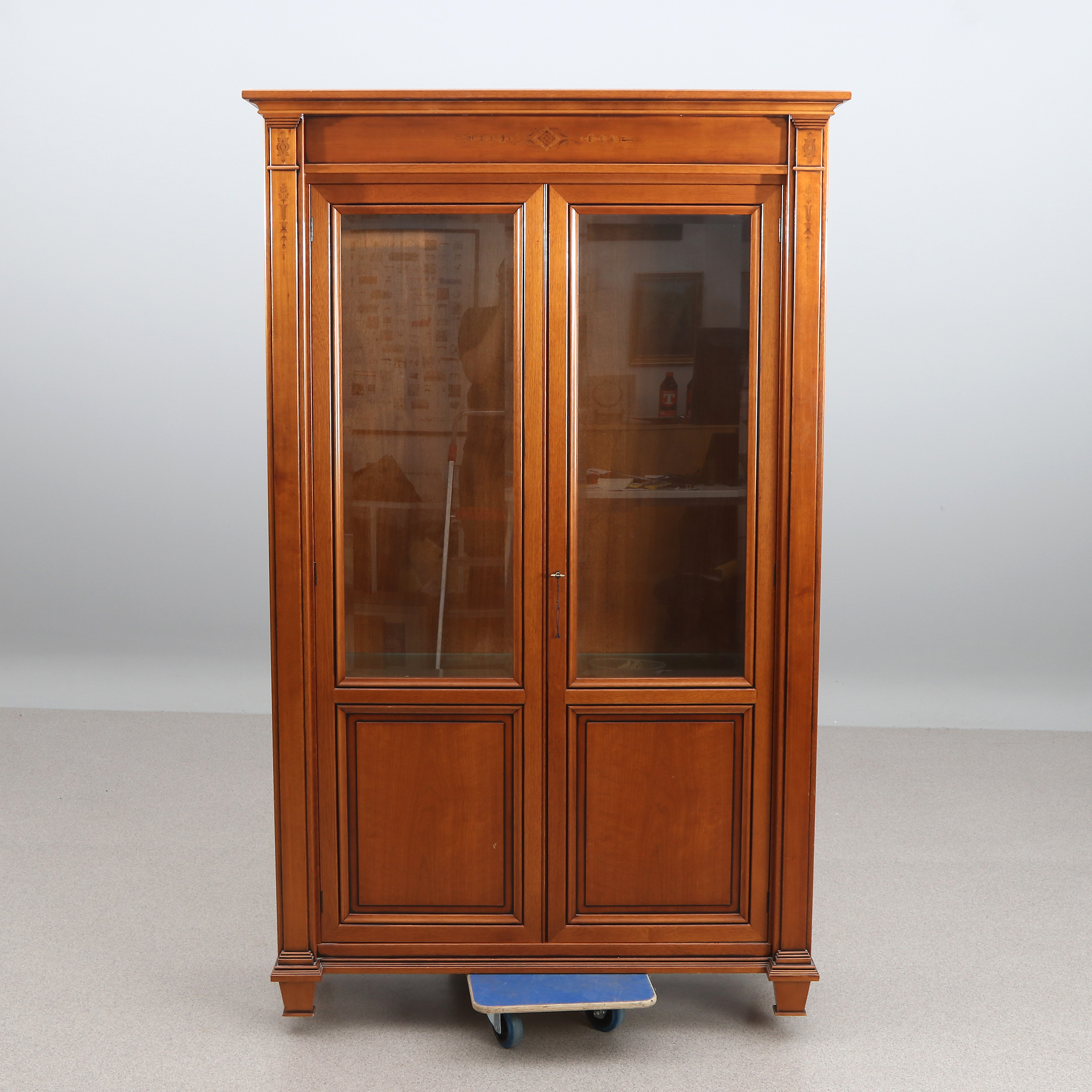 VERFAILLE, VITRINSKÅP. Körsbär. "Marquise". Samtida tillverkning.