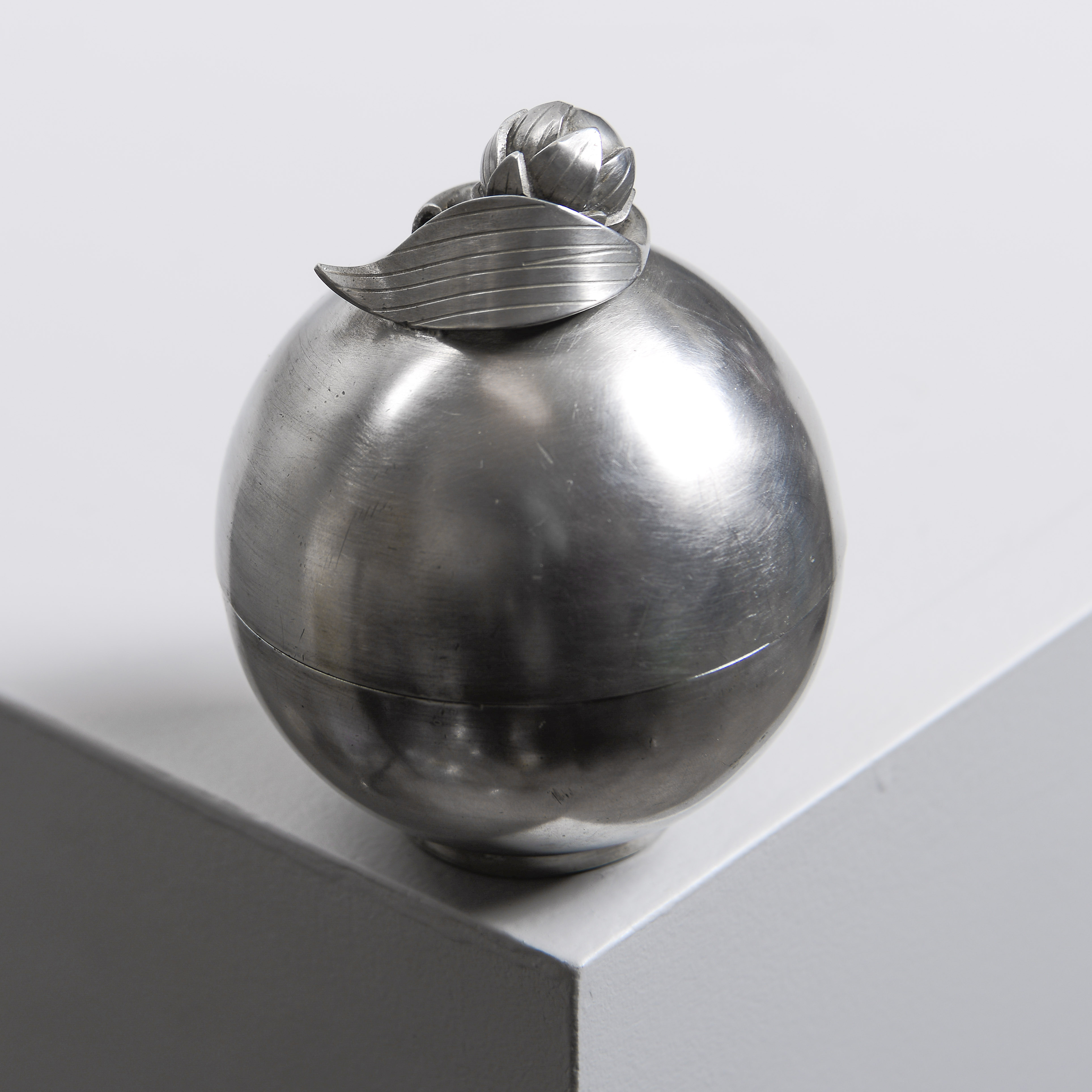 ESTRID ERICSON. Bonbonjär, modell "999", Firma Svenskt Tenn, 1932.