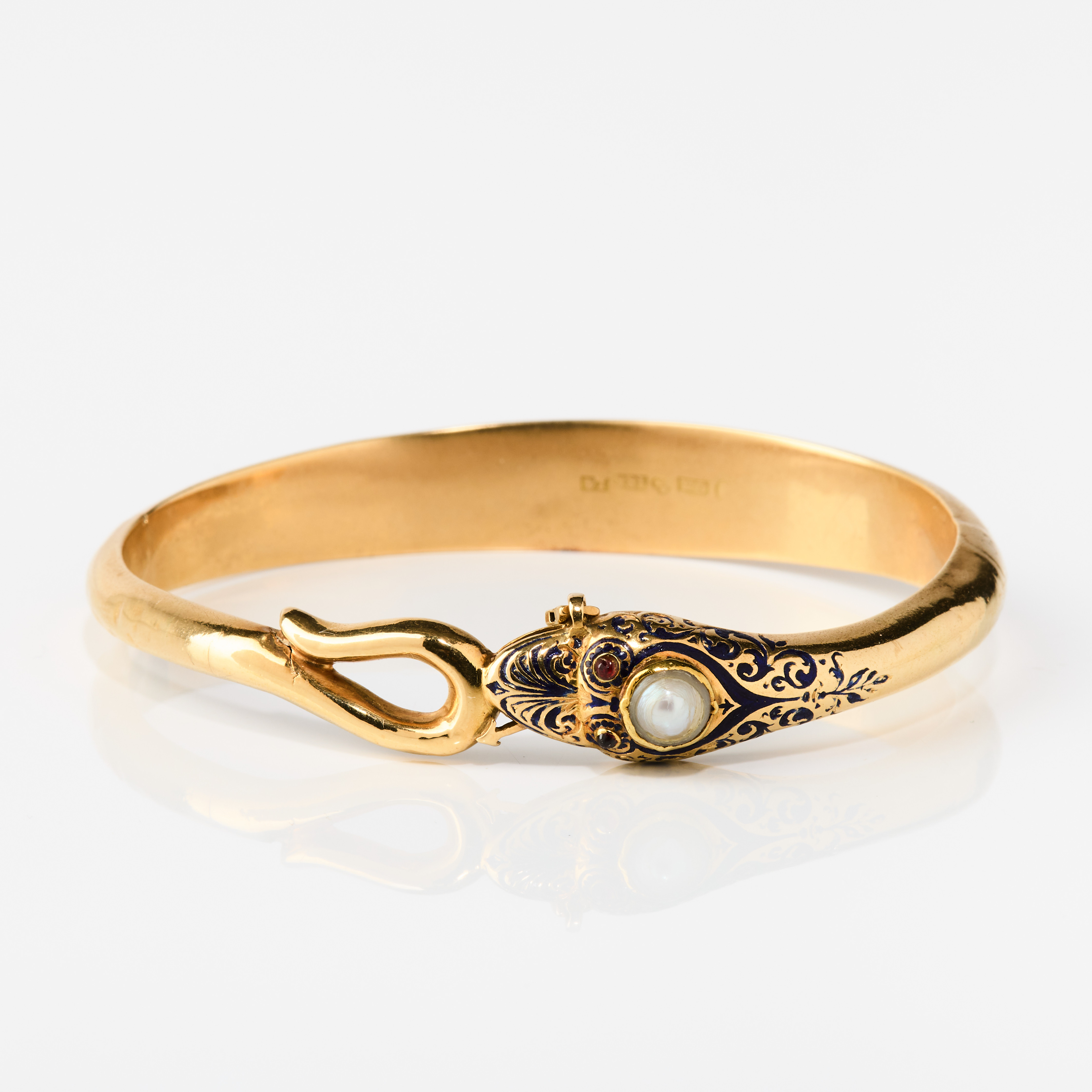 GUSTAF MÖLLENBORG. Armring, 18K guld, emalj, halvpärla och granater, Stockholm 1841.