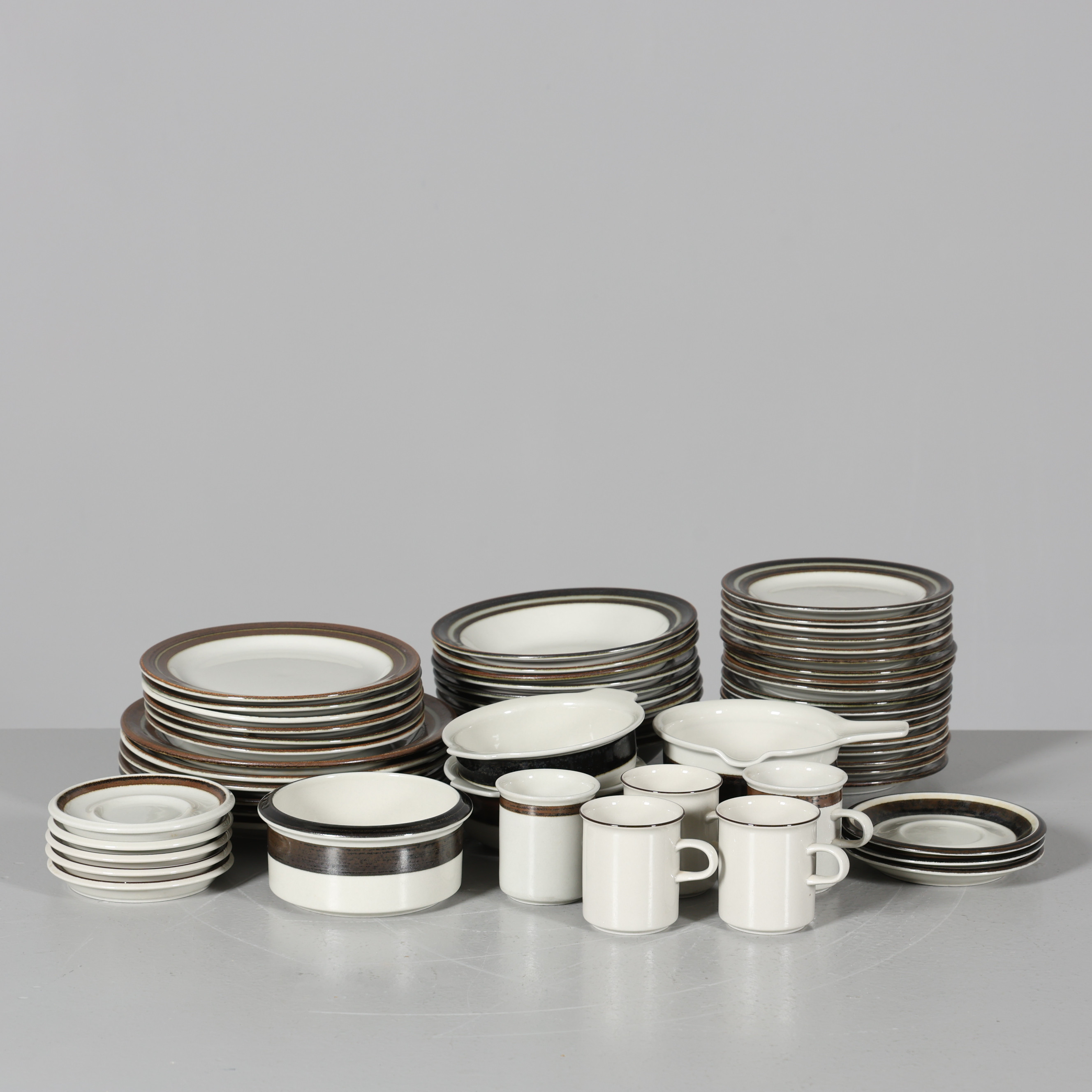 ANJA JAATINEN-WINQVIST. SERVISDELAR, 49 stycken, "Karelia", Arabia, mestadels matservis.