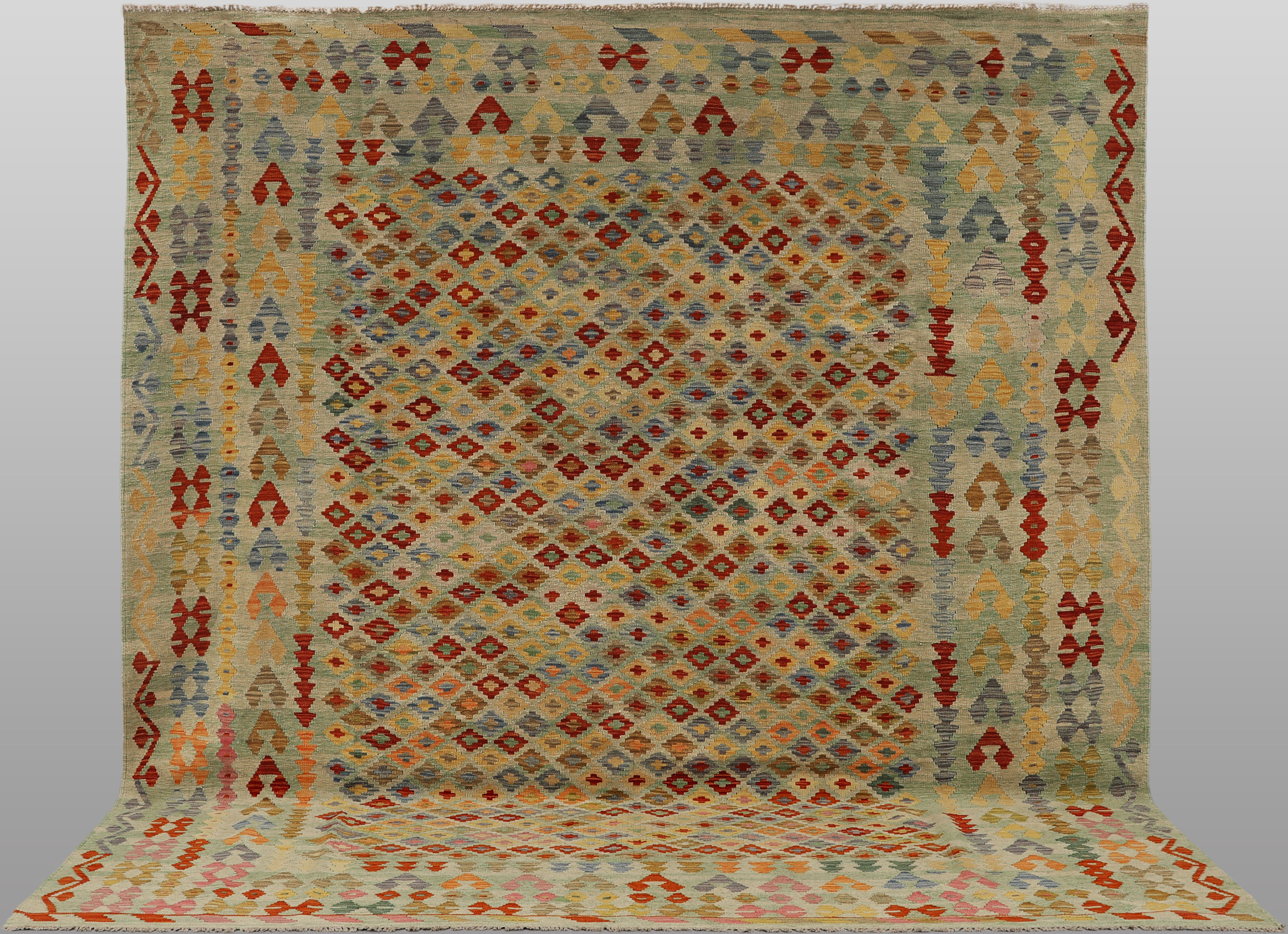 MATTA. Kelim klassisk design, 298 x 263 cm.