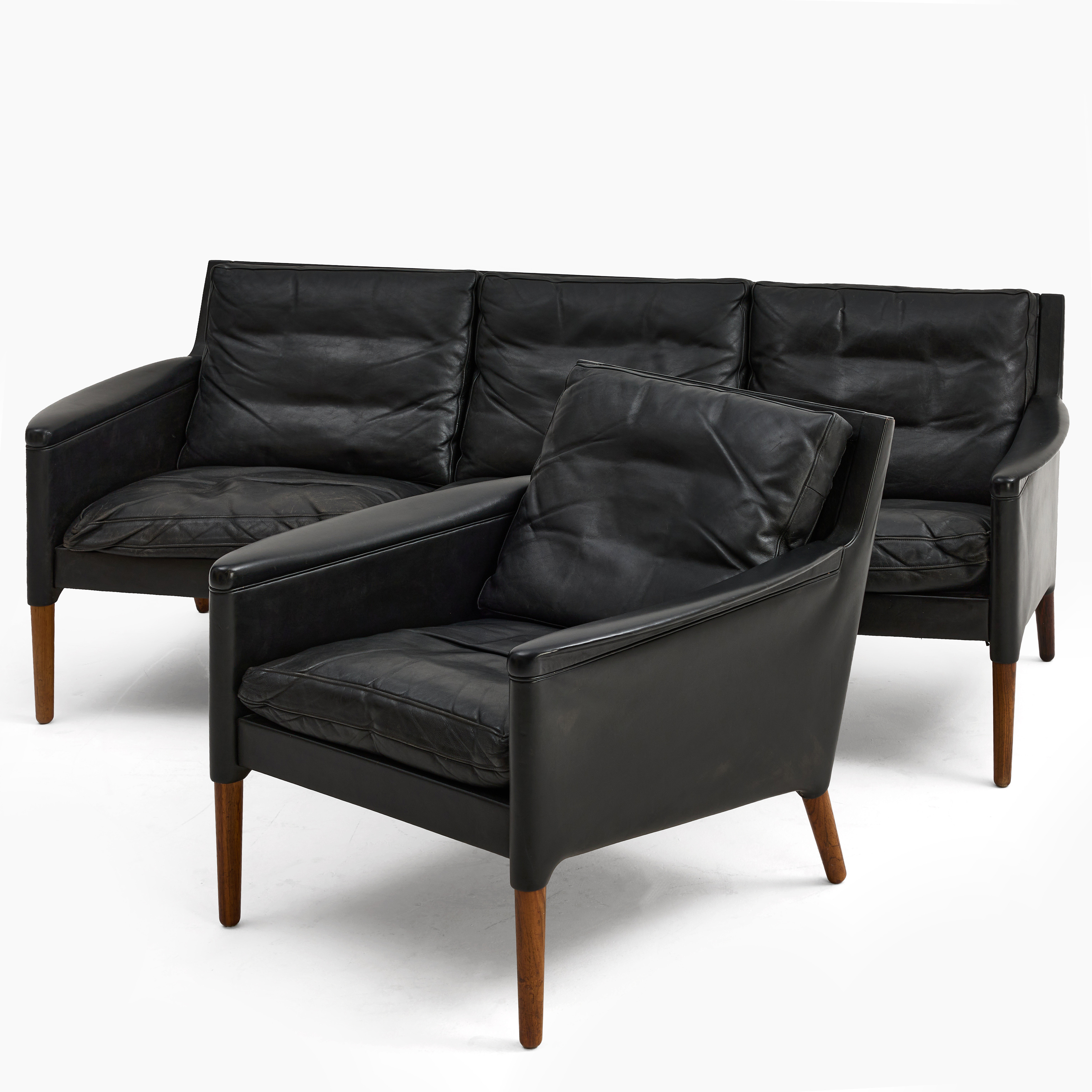 KURT ØSTERVIG (1912-1986). Soffa och fåtölj, modell 55, svart skinnklädsel, ben av palisander, för Centrum Møbler, Danmark, 1950/60-tal.