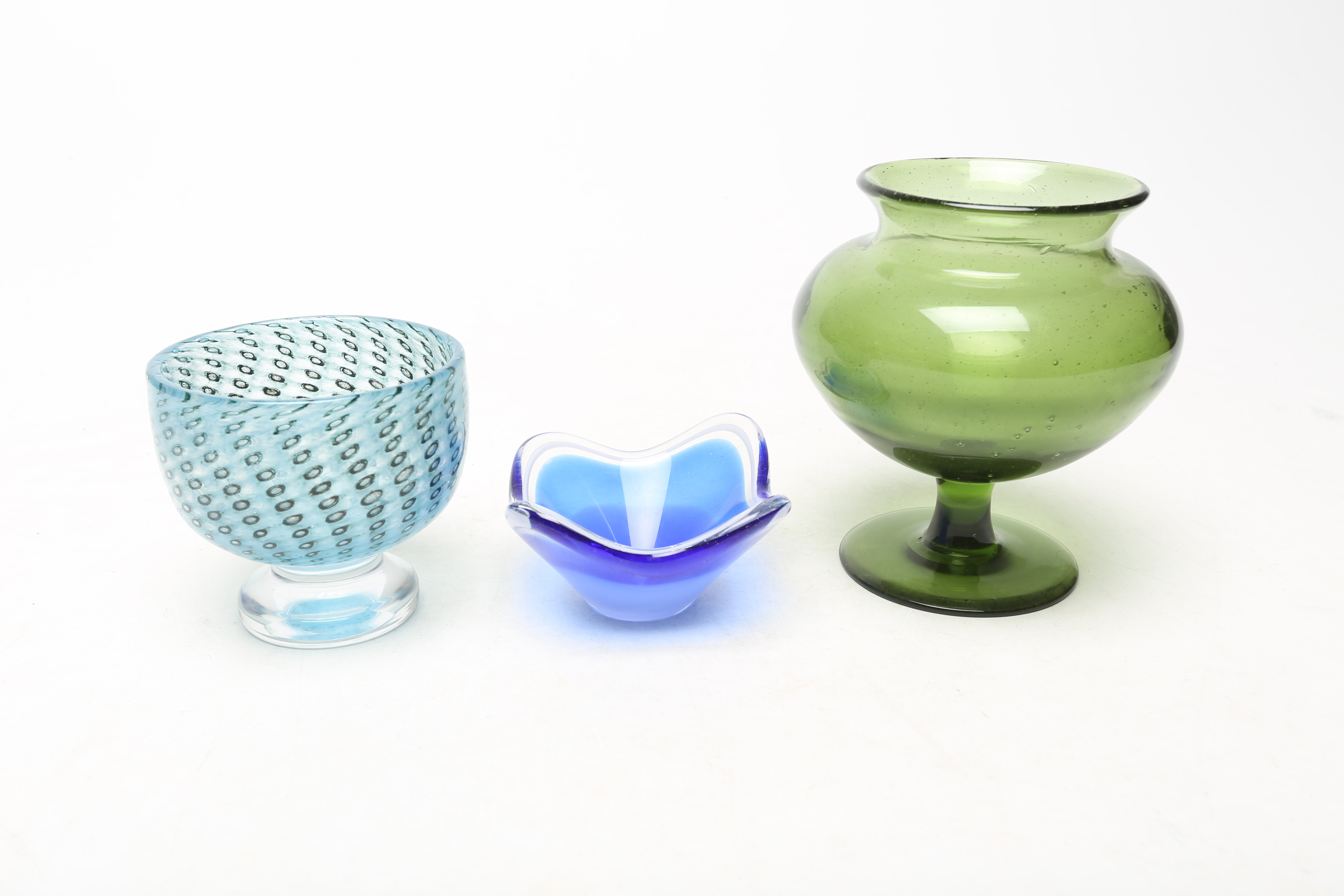 GLASFÖREMÅL, 3 delar, Erik Höglund, Flygsfors och Bertil Vallien, osignerade.