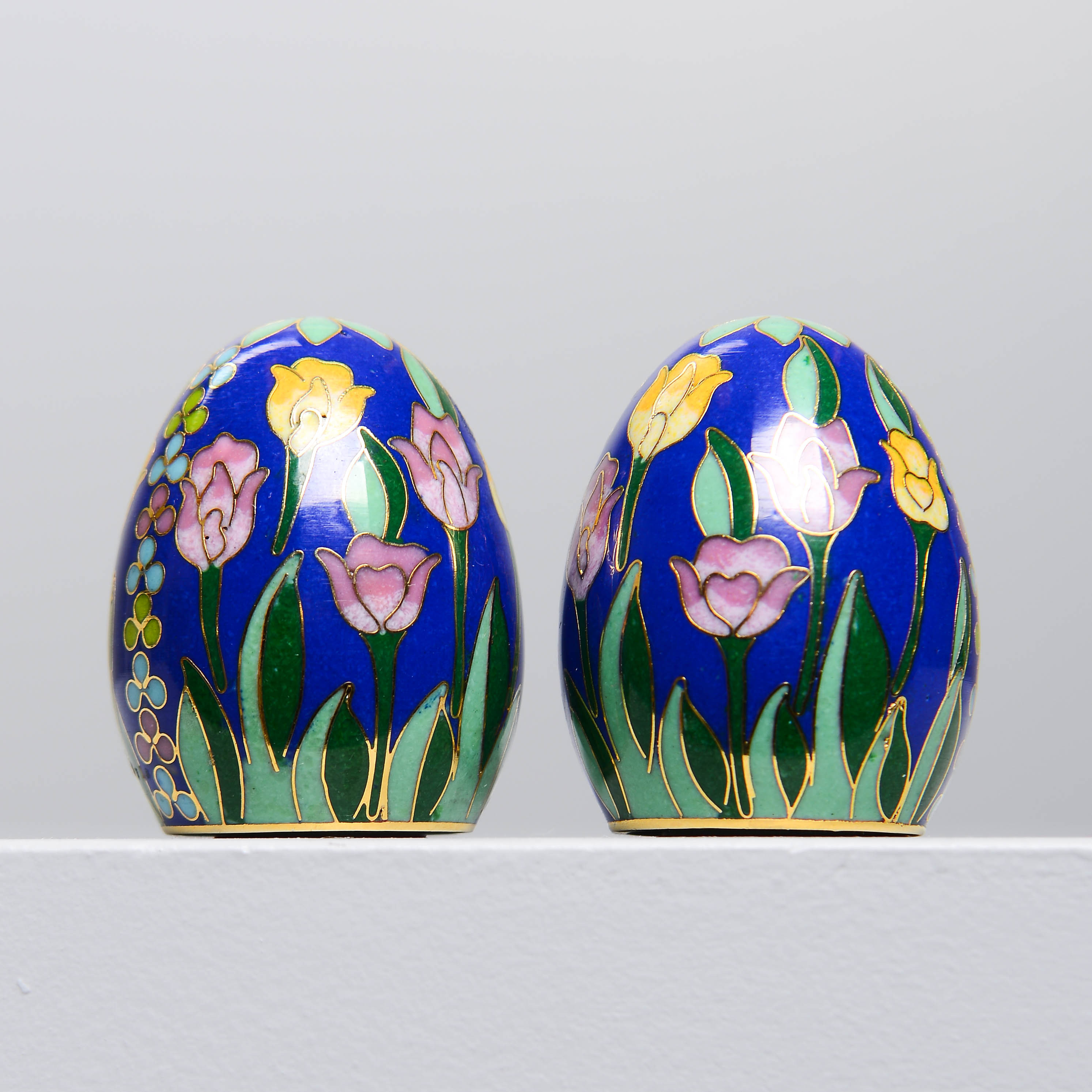 SALT & PEPPARKAR, ett par, cloisonné, 1900-talets senare del.