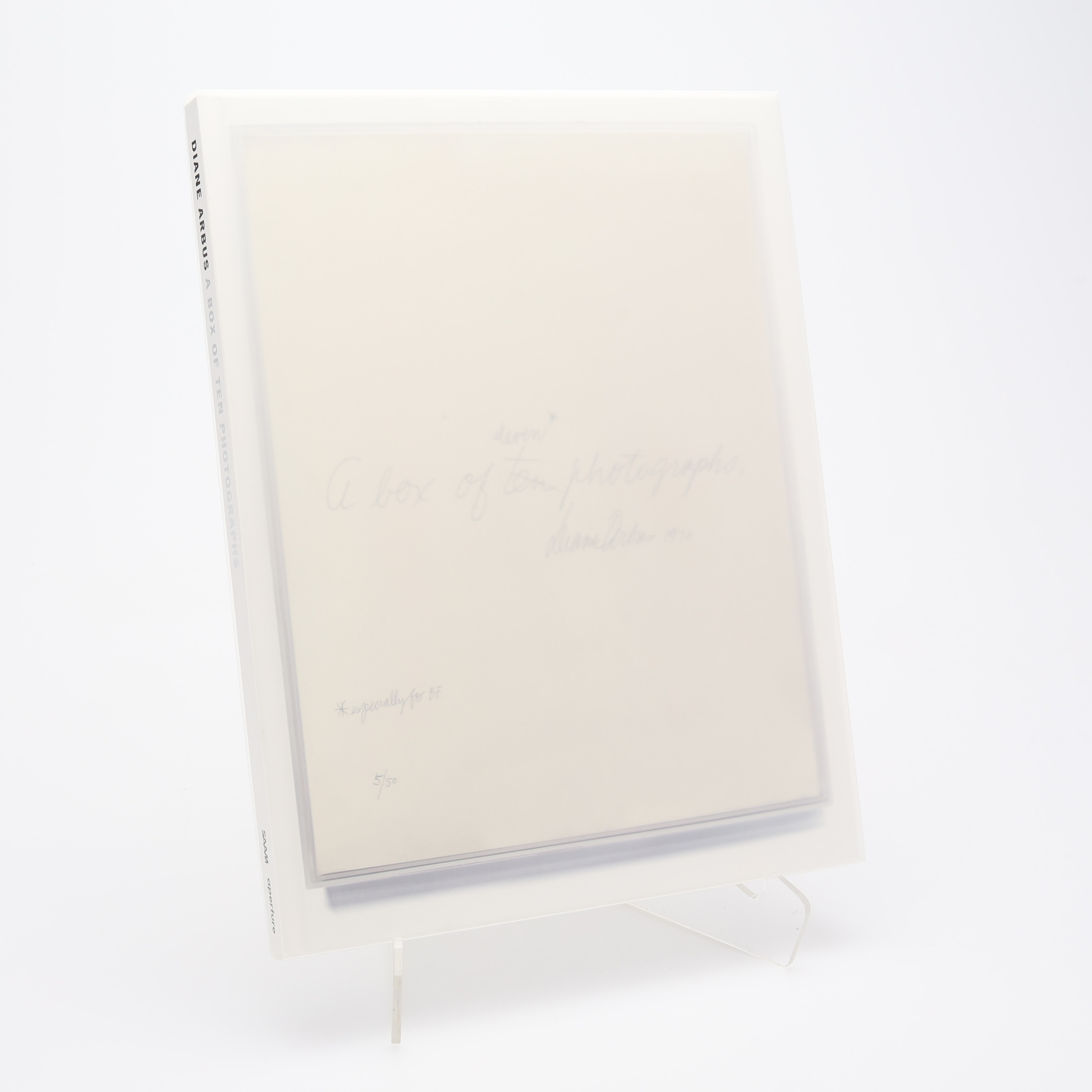 FOTO. DEN AMERIKANSKE FOTOGRAFEN DIANE ARBUS UTSTÄLLNINGSKATALOG "A BOX OF TEN PHOTOGRAPHS" I BEGRÄNSAD FÖRSTA UPPLAGAN, 2018.