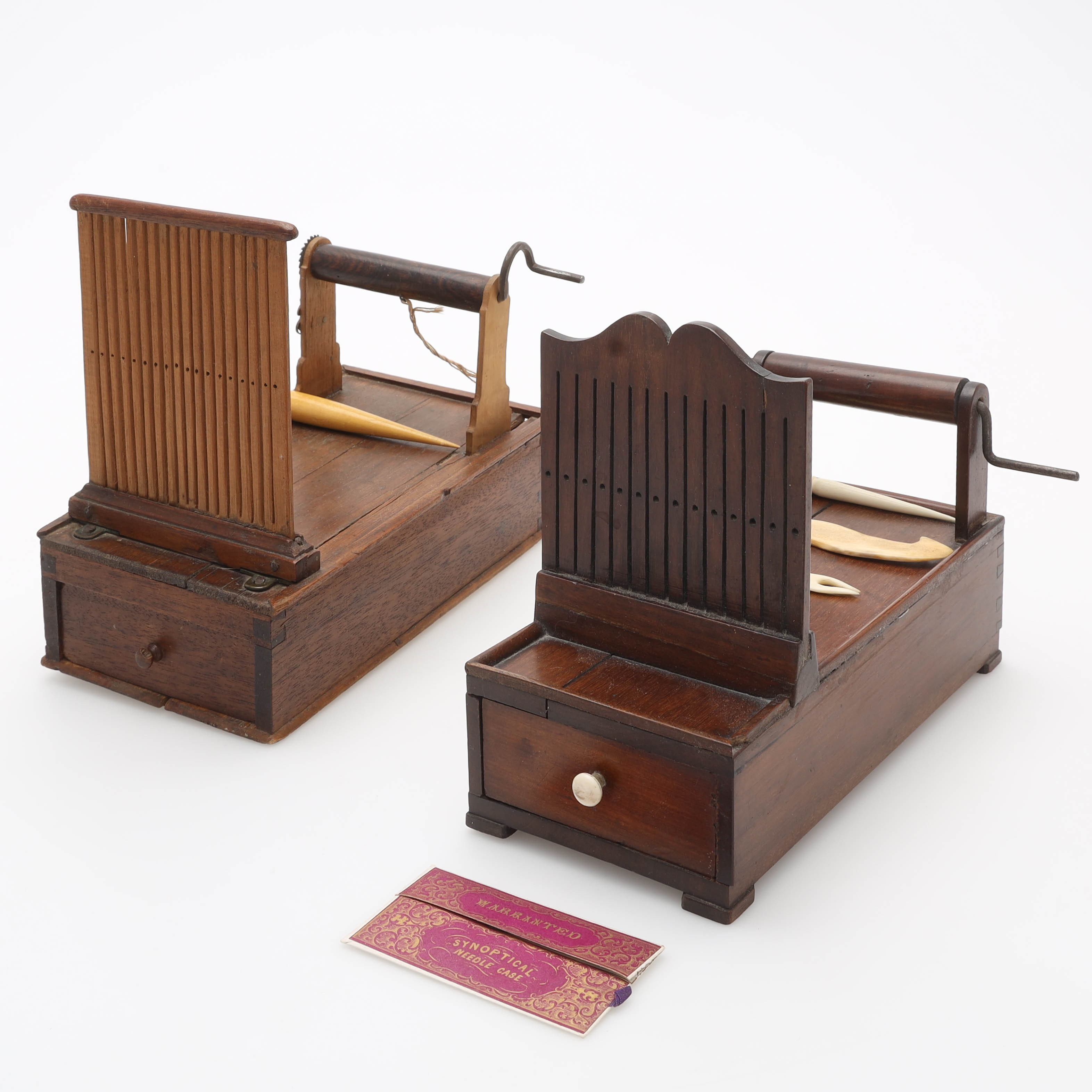 BANDVÄVSTOLAR, bordsmodeller, 2 delar, 1800-tal.