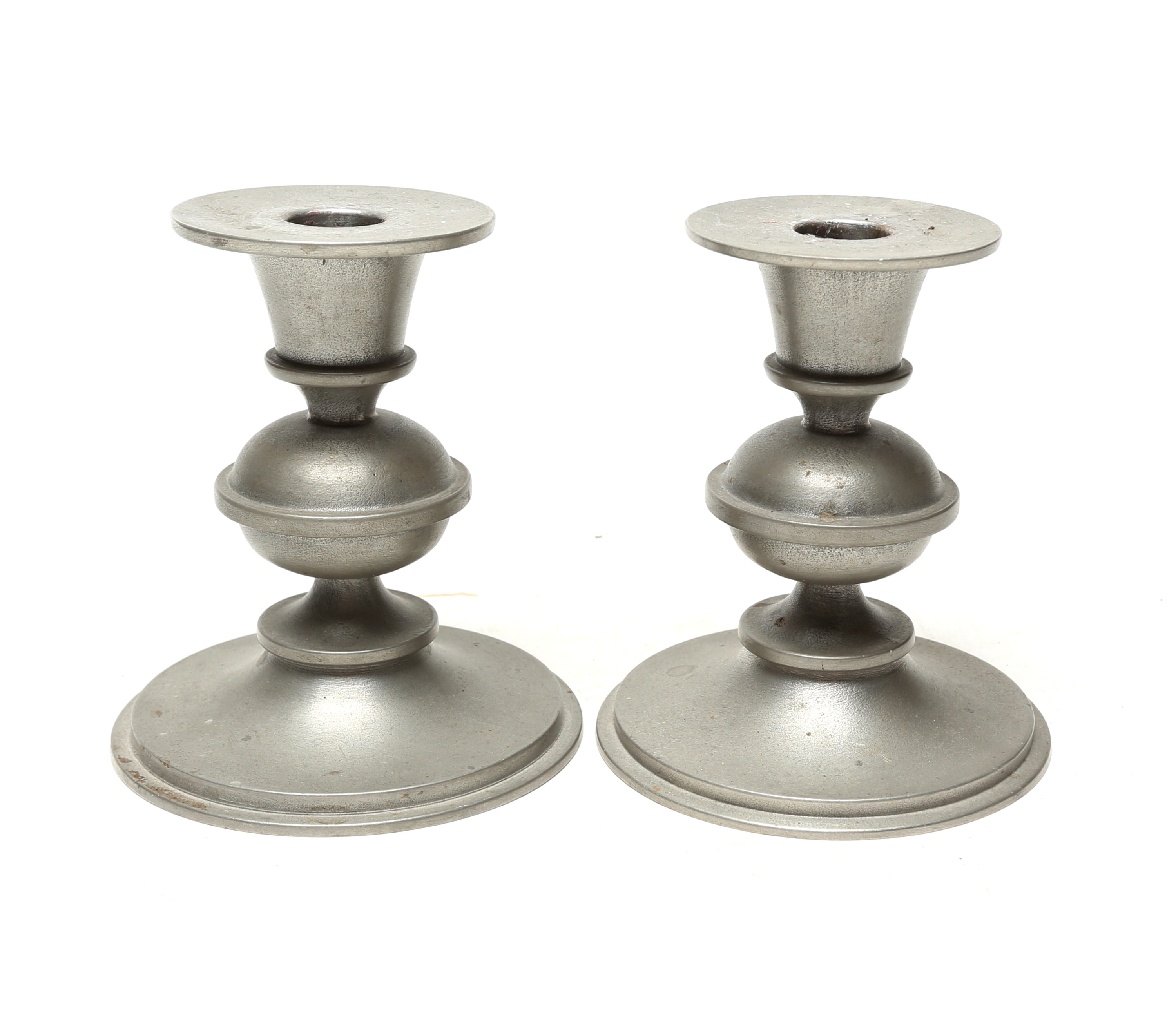 EDVIN OLLERS. LJUSSTAKAR, 1 par, tenn, årsbokstav T9.