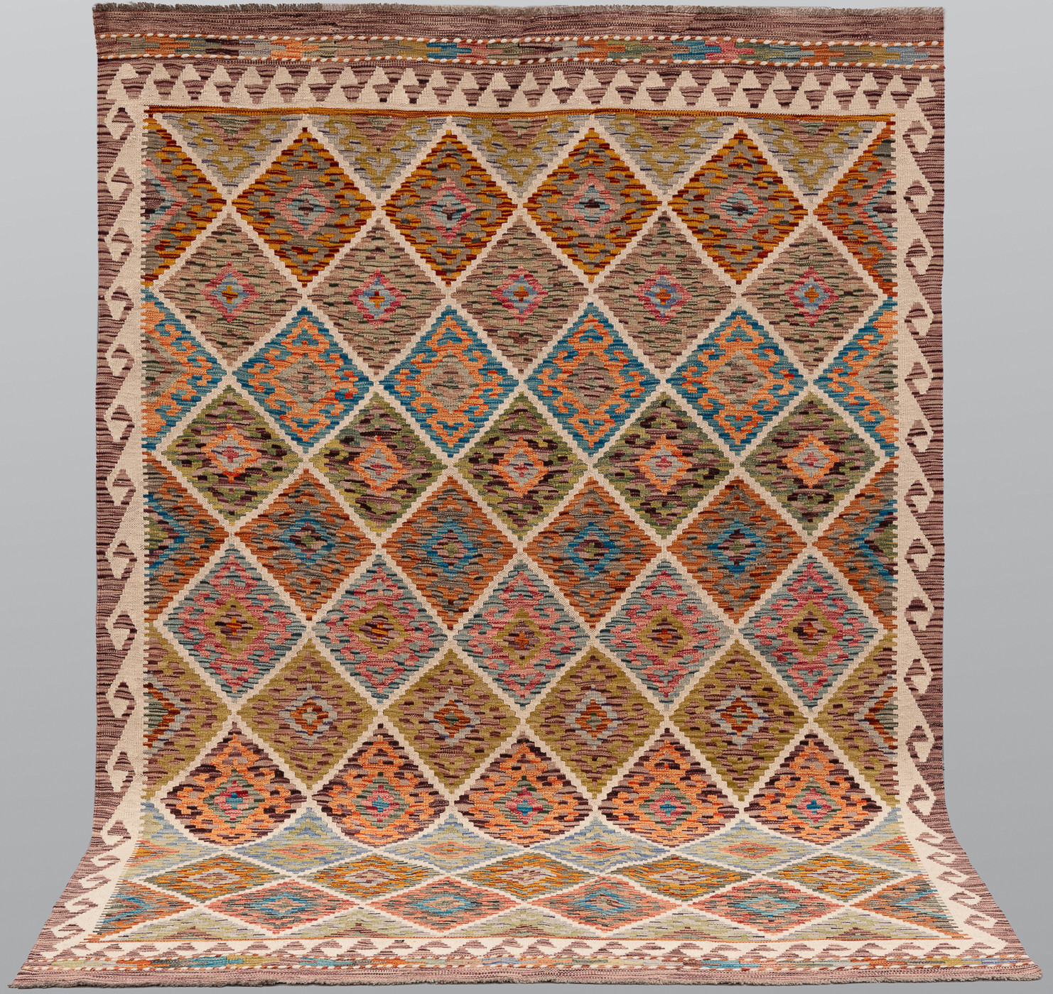 MATTA. Kelim klassisk design, 259 x 175 cm.