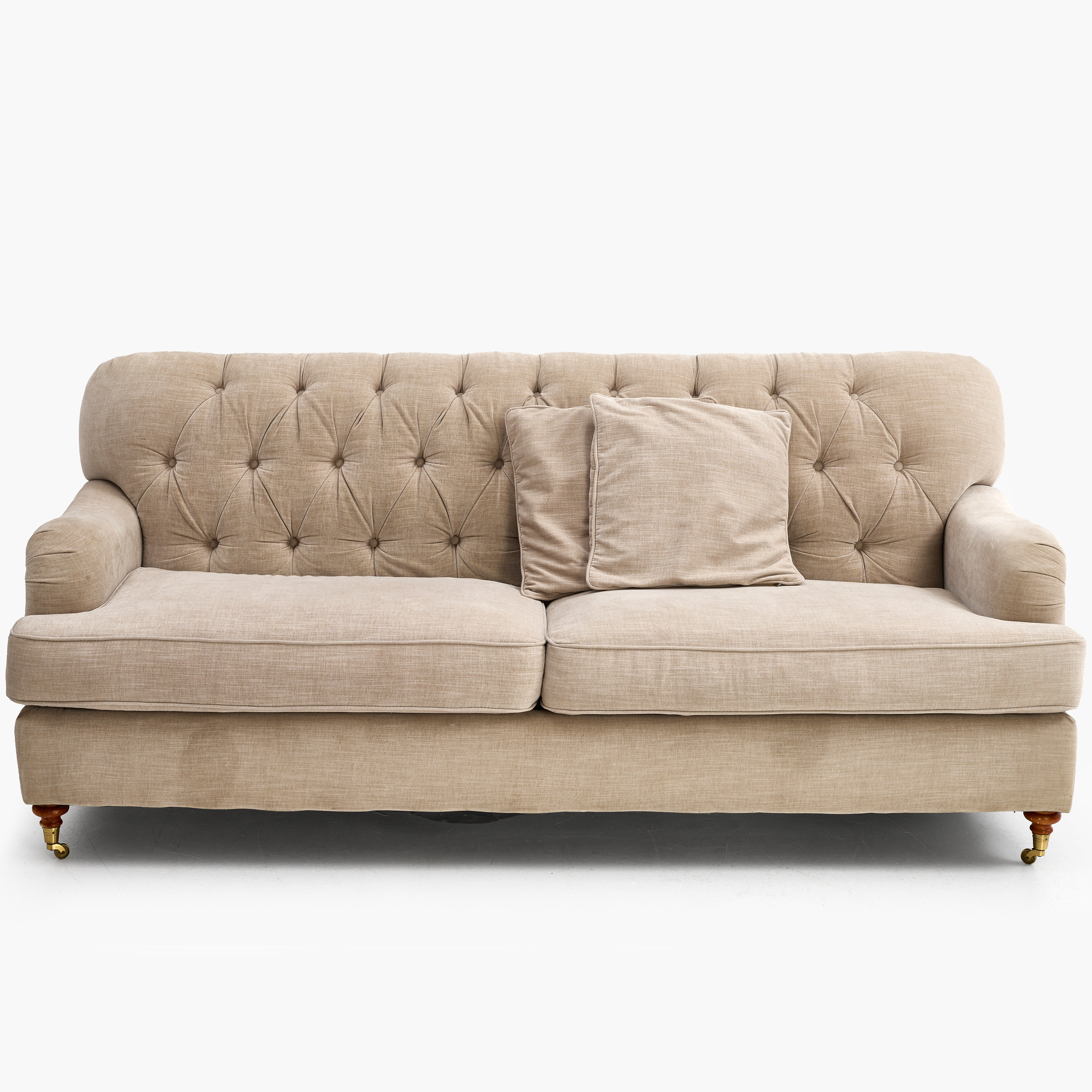 SOFFA, Howard-modell, 2000-tal, framben på hjultrissor, grå textilklädsel med djuphäftade knappar i rygg.