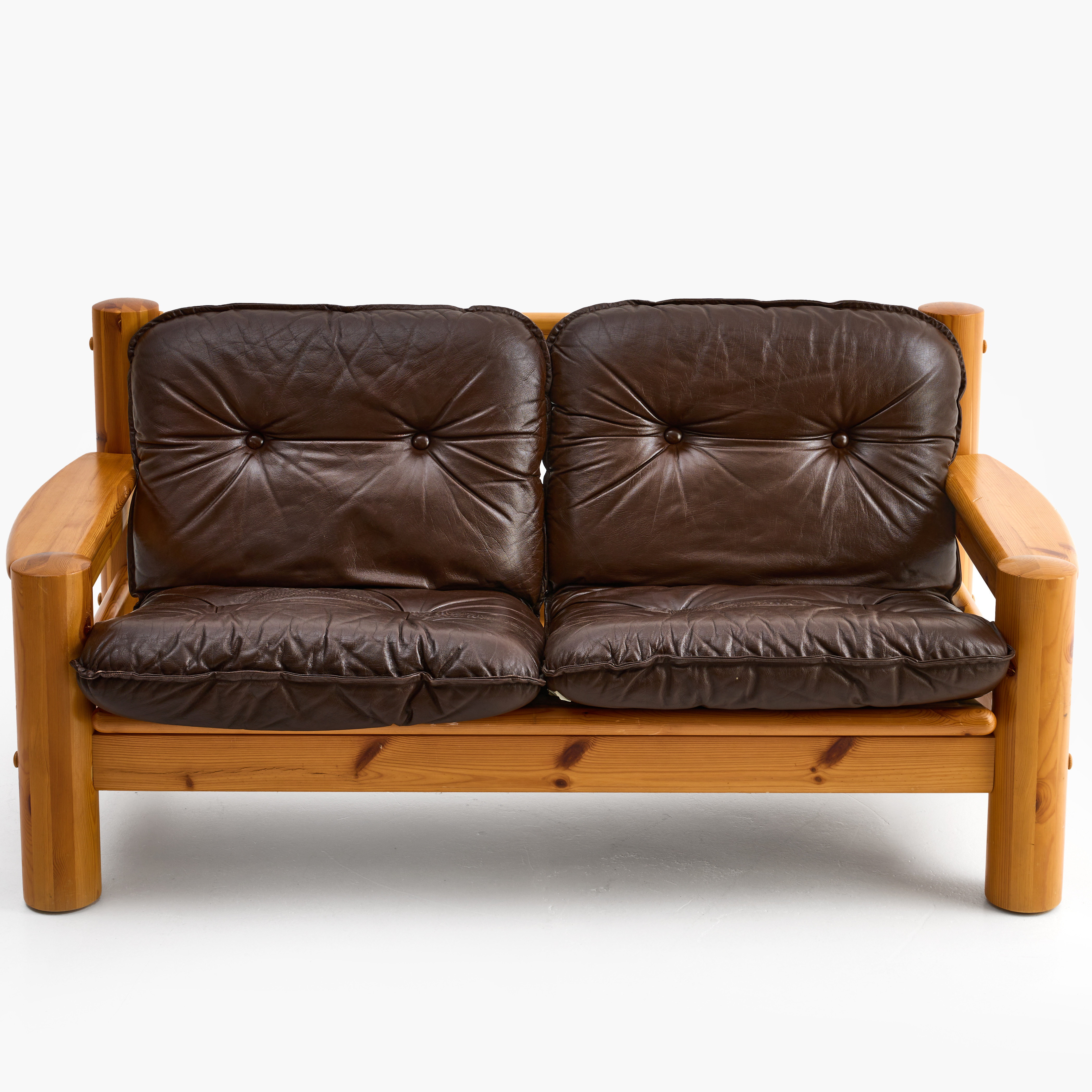 SOFFA, 2-sits, "Big Boy", 1970-tal. Massiv furu, plymåer i bunt läder.