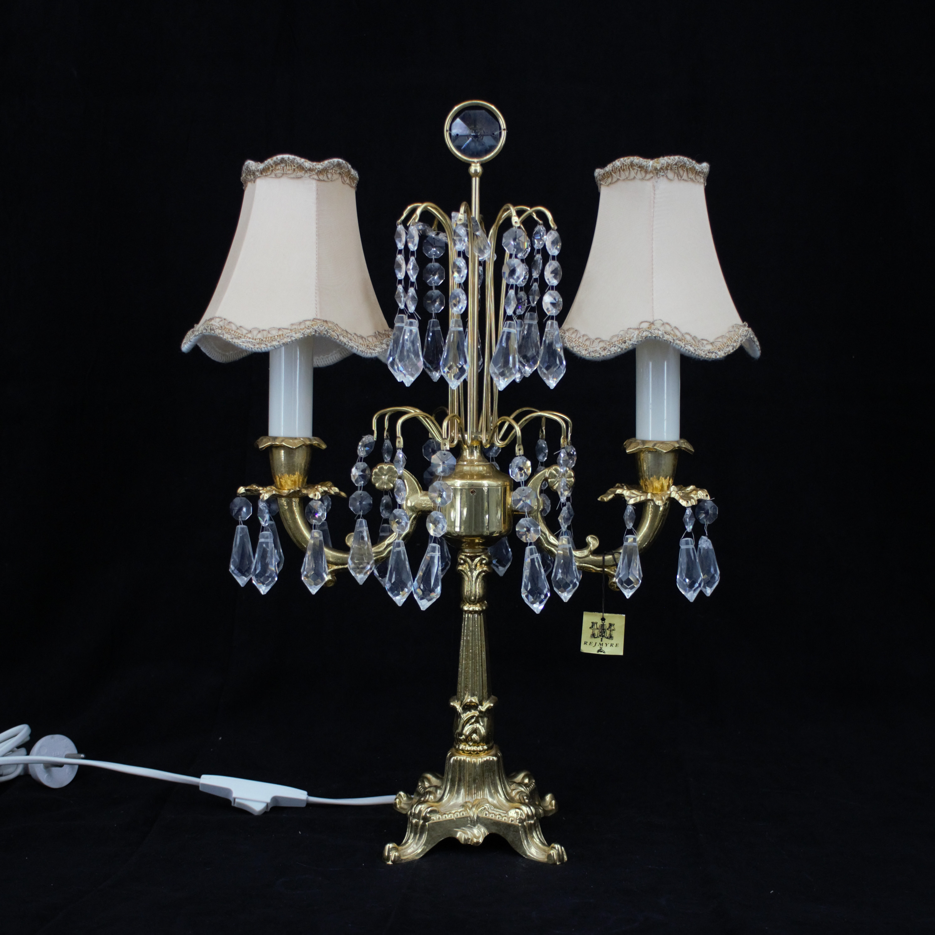 BORDSLYSTER, förgylld, prismor av kristall, två ljuspunkter, Rejmyre, nutida.