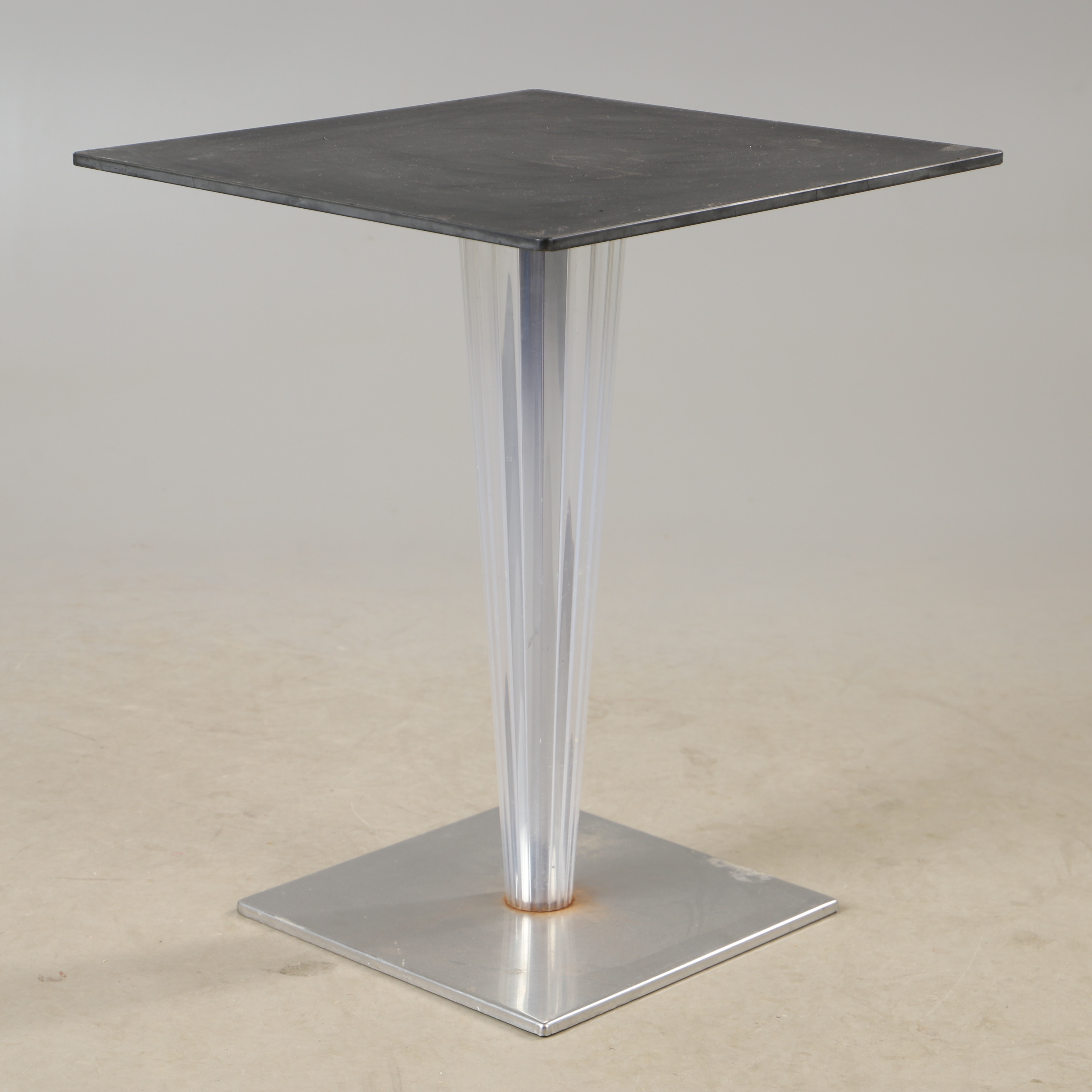 CAFEBORD, svartmålad med metall- och plastunderrede, 1900-talets andra hälft.