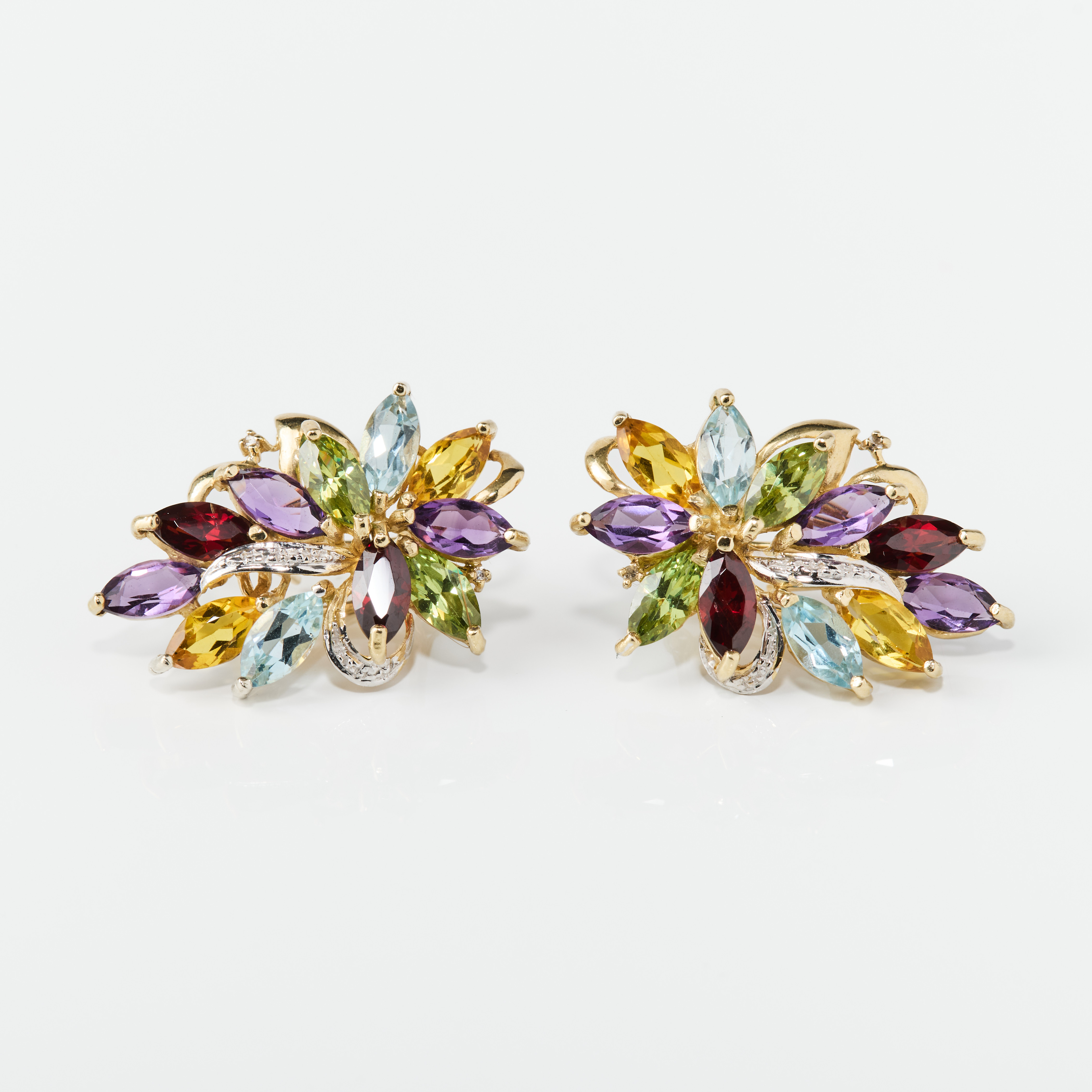 ÖRHÄNGEN, ett par, 14K guld, multifärgade stenar och diamanter, 1990-tal.