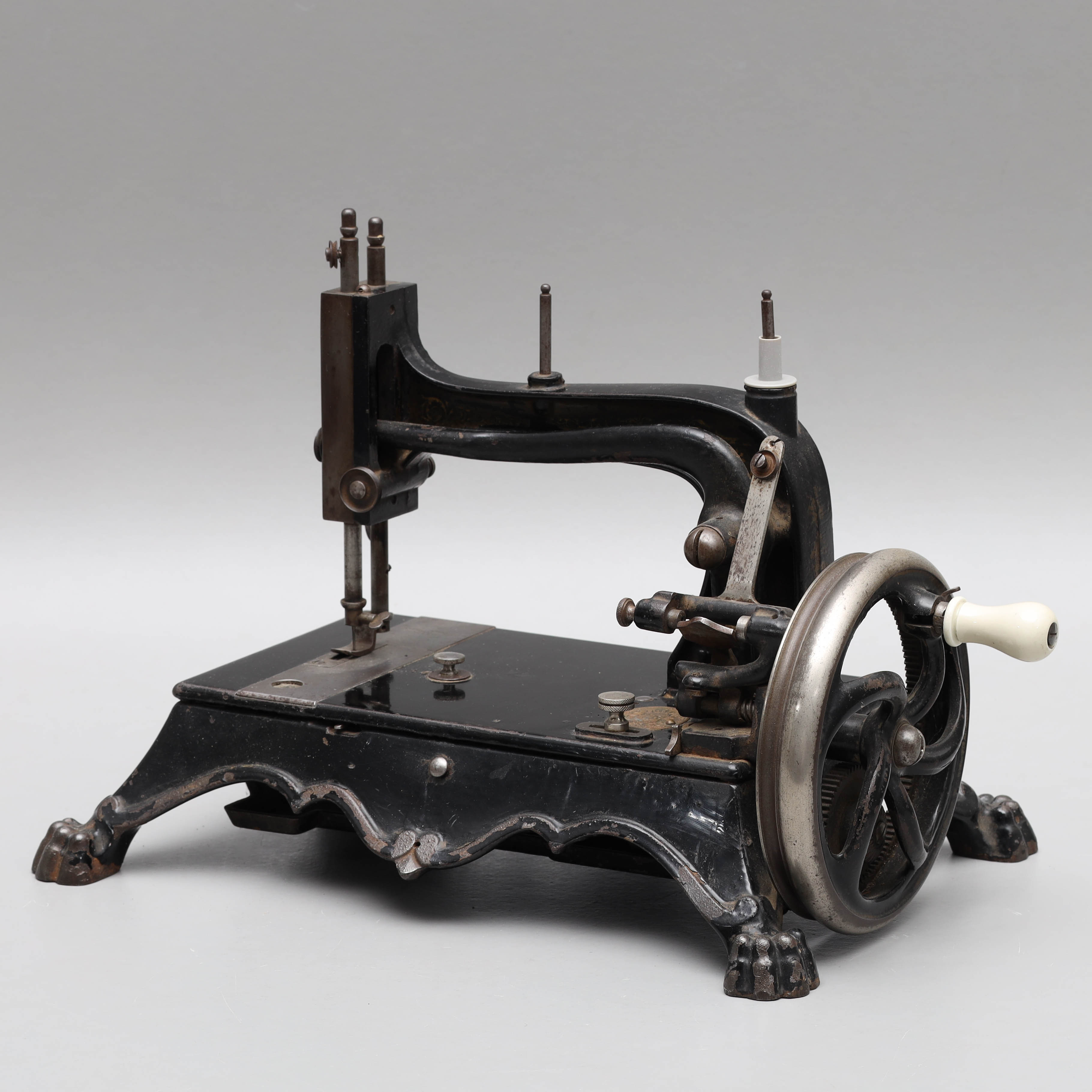 SYMASKIN, Husqvarna, handdriven, 1800-tal.