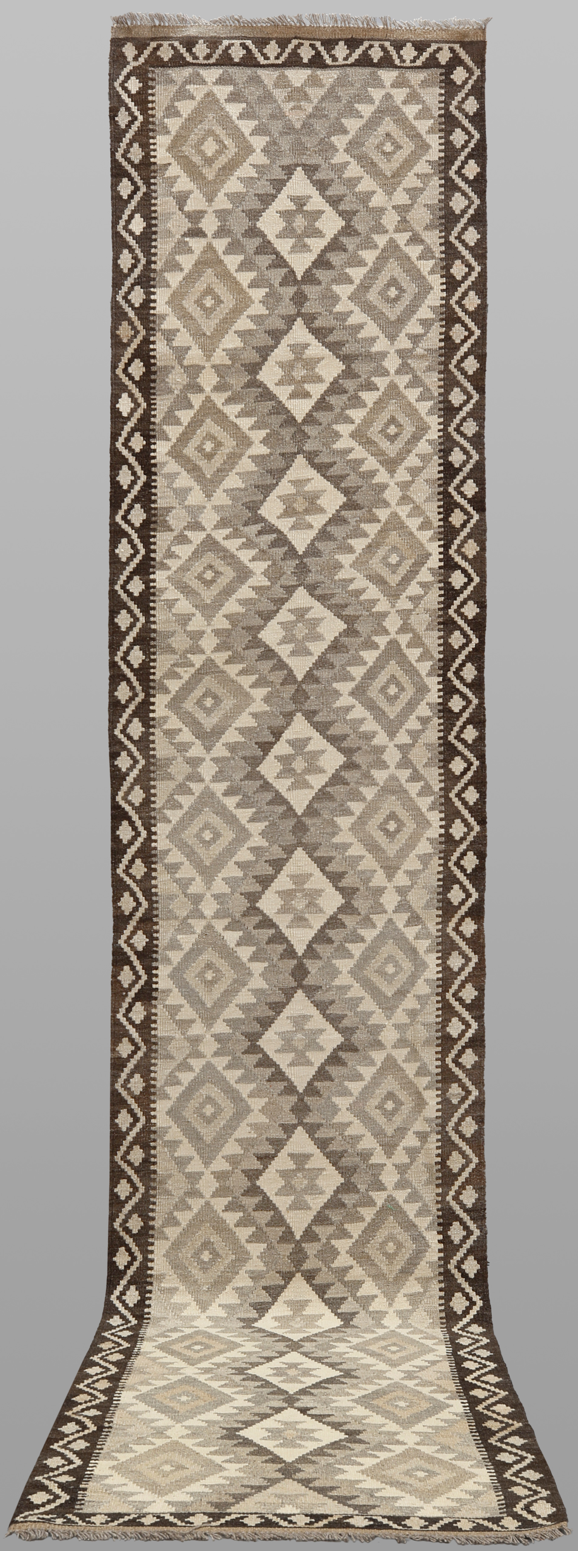 MATTA. Kelim naturfärgad gallerimodell, 395 x 82 cm.