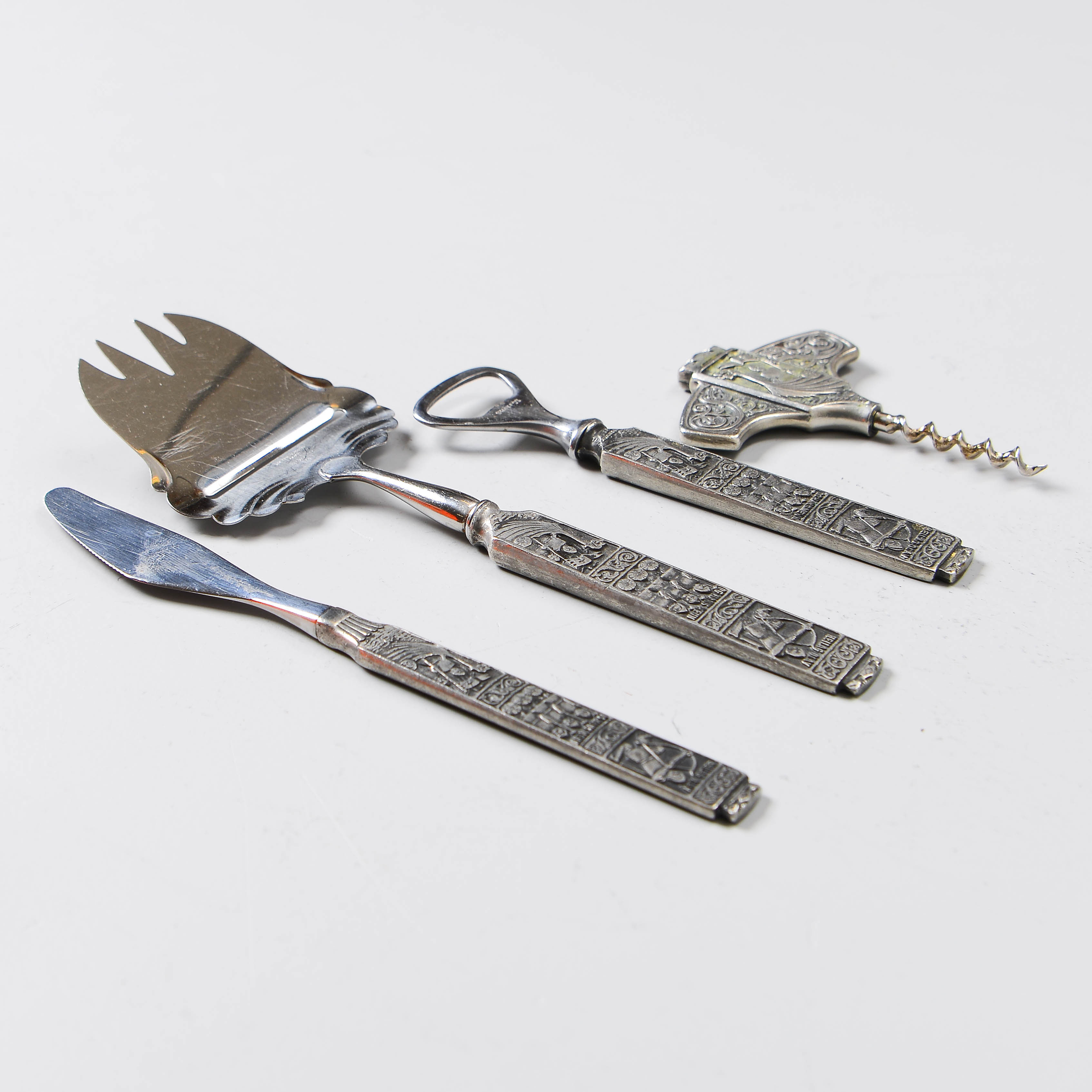 SERVERINGSBESTICK, 4 delar, "Heilag Olav og hans menn", Spar Norge.