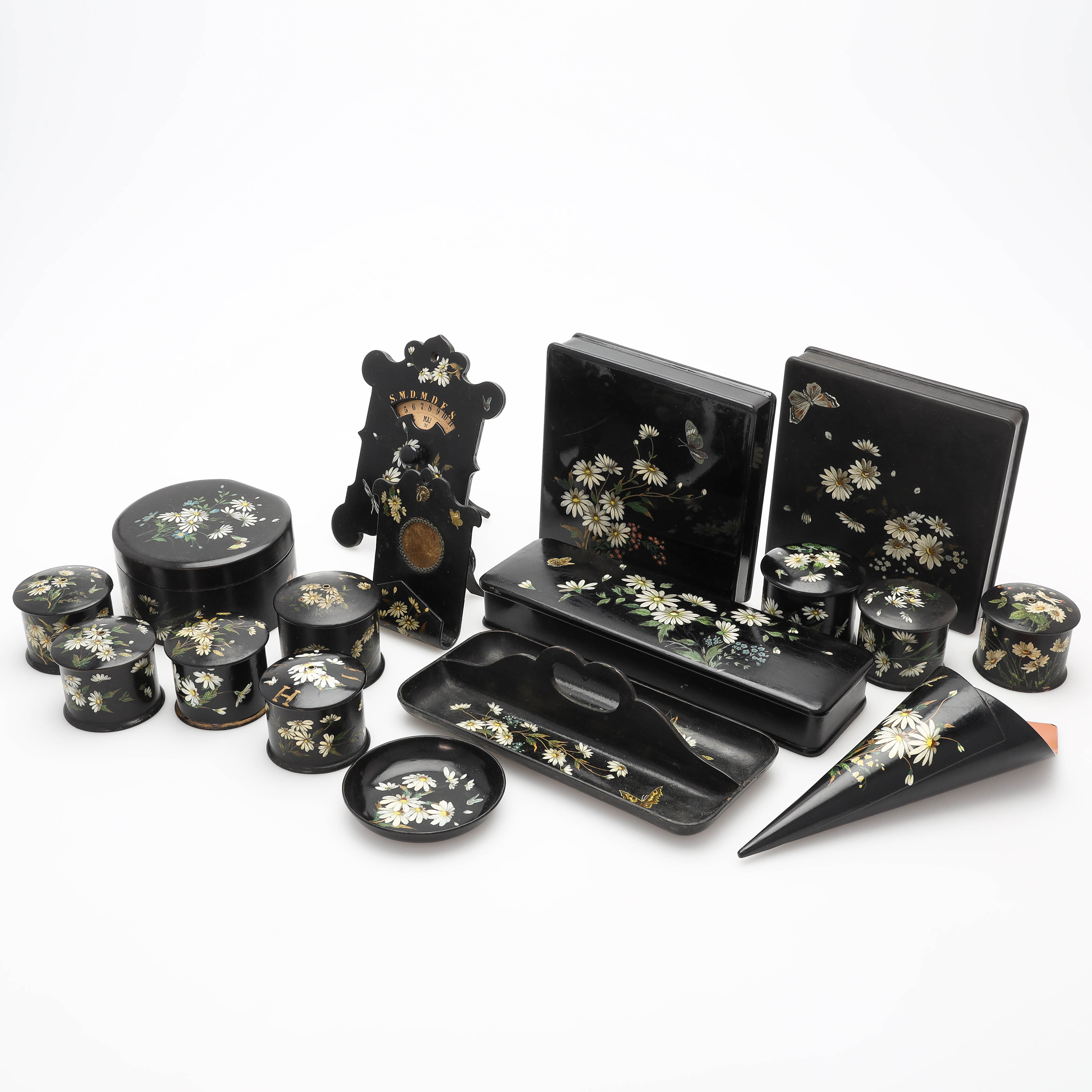 ETUIER & SKRIN, med mera, 17 delar, handmålade, trä/papier maché, 1800/1900-tal.